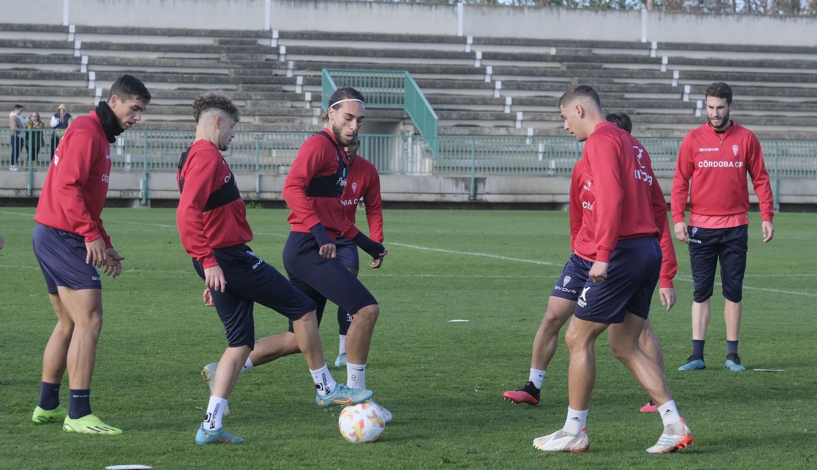 Los jugadores del Córdoba CF se ejercitan en la Ciudad Deportiva.