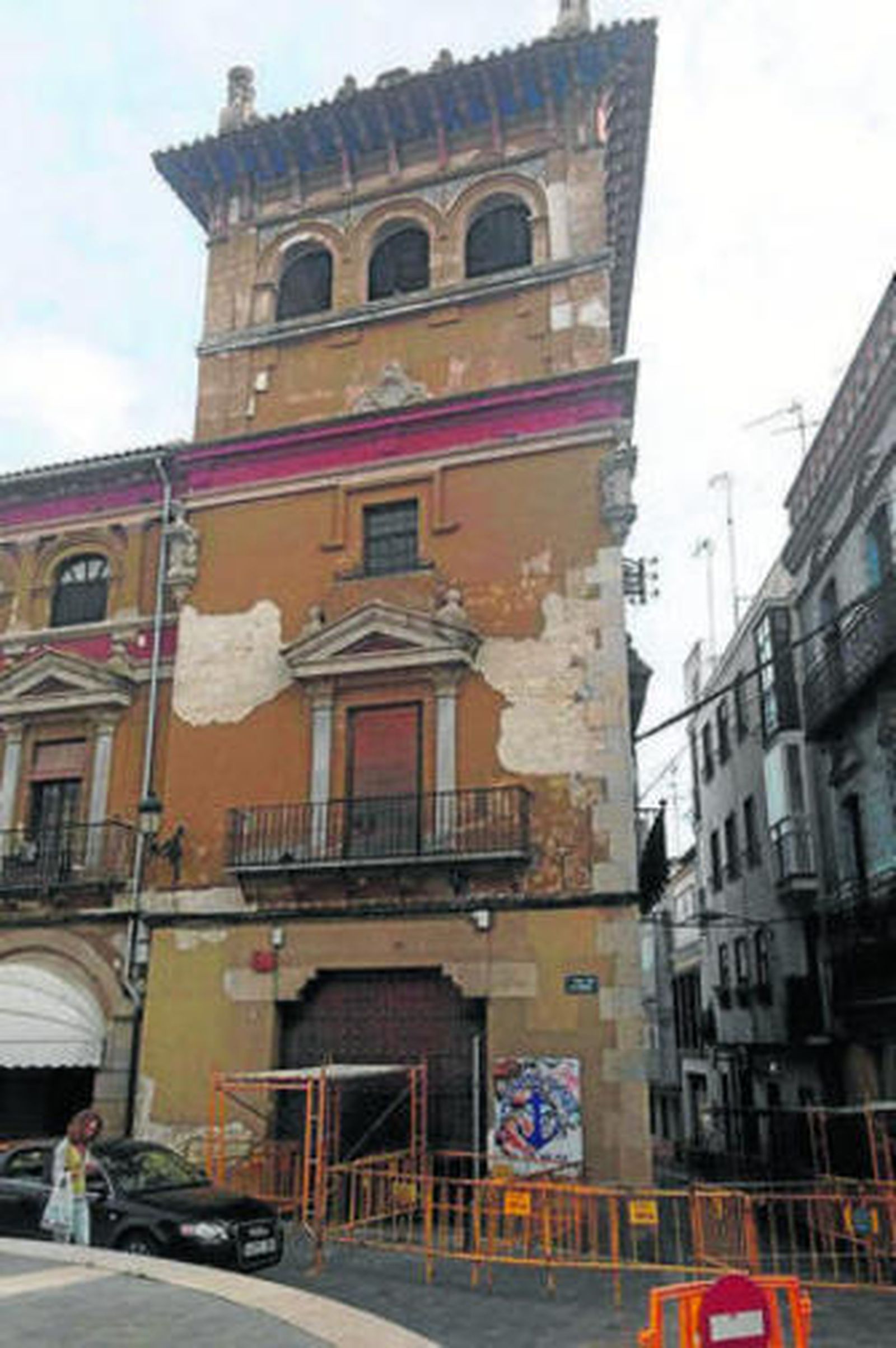 El inmueble presenta un visible deterioro.