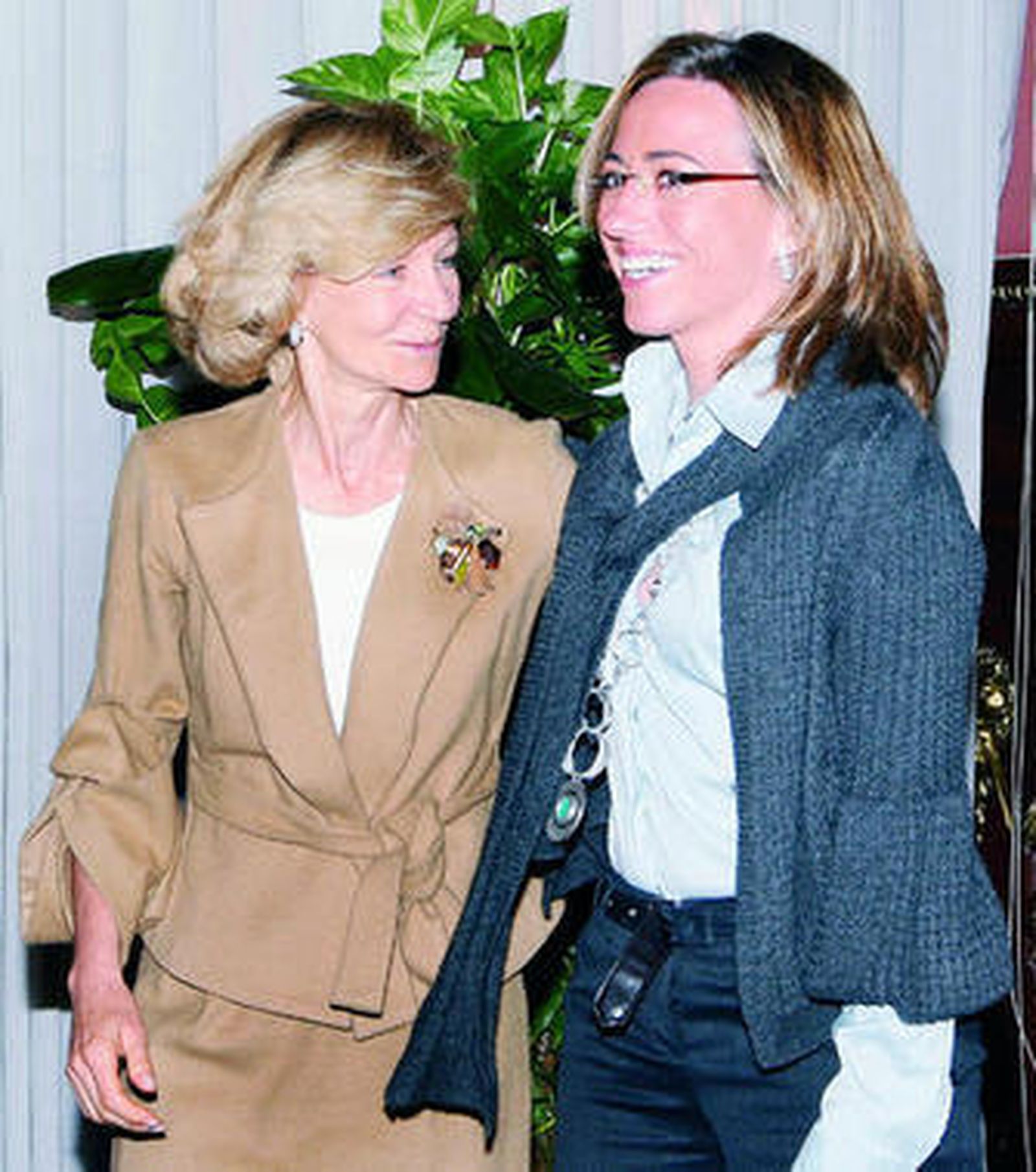 Elena Salgado y Carme Chacón, durante la reunión mantenida ayer en Madrid.
