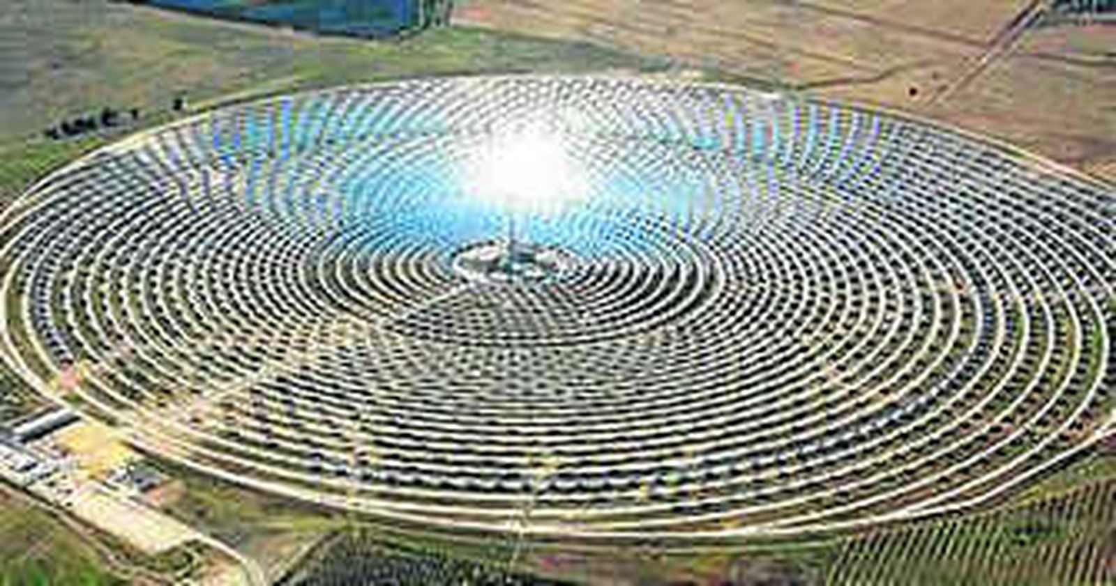 La directora del Instituto del Agua de la UGR e investigadora principal del proyecto, Concepción Calvo (centro), junto con otros investigadores del Instituto del Agua; el director general de Tecnología e Innovación de la Compañía Logística de Hidrocarburos (CLH), Basilio Navarro Sánchez, el delegado del Rector para Transferencia, Innovación y Empresa, Jesús Chamorro Martínez, y la directora de la Fundación General UGR-Empresa, Mercedes Romerosa Martínez).