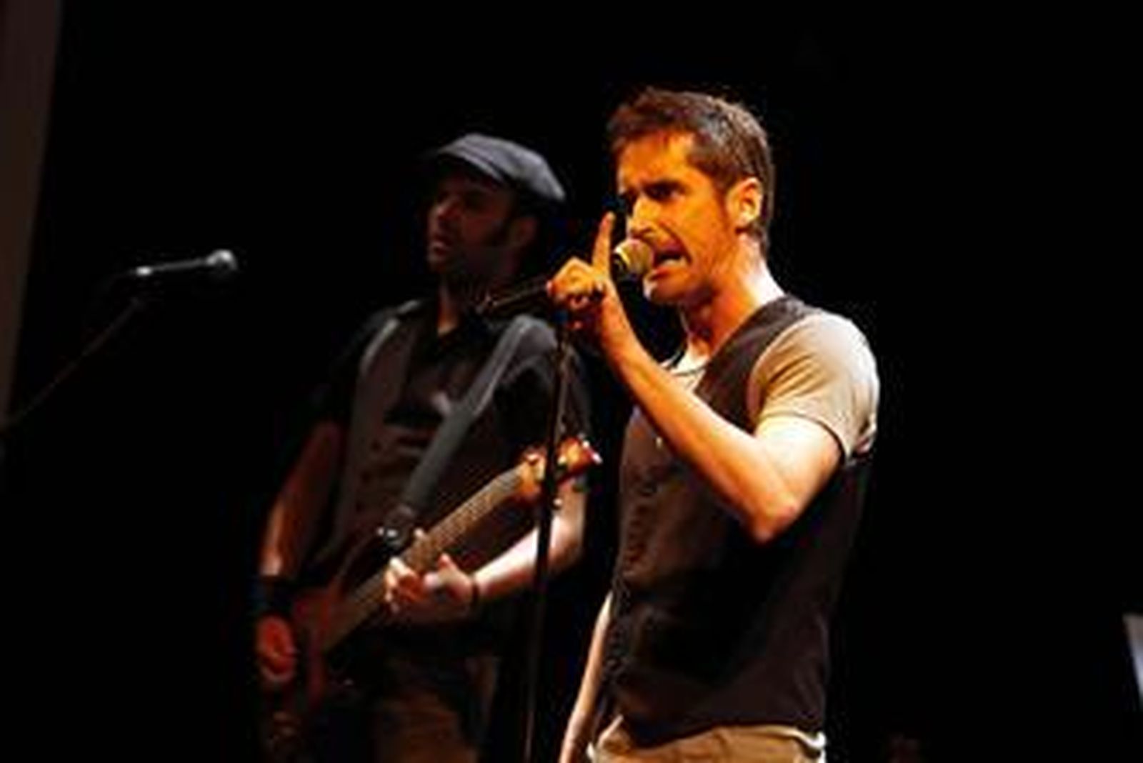 Los almerienses Roy hacen bailar a todo el Teatro Apolo, donde agotaron entradas