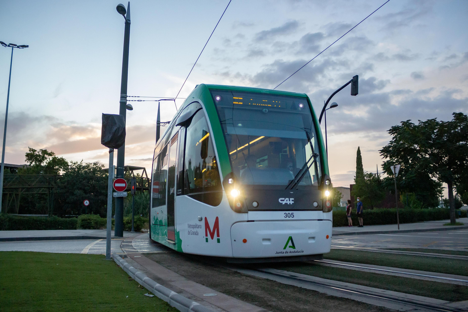 Un tren CAF Urbos III del Metro de Granada