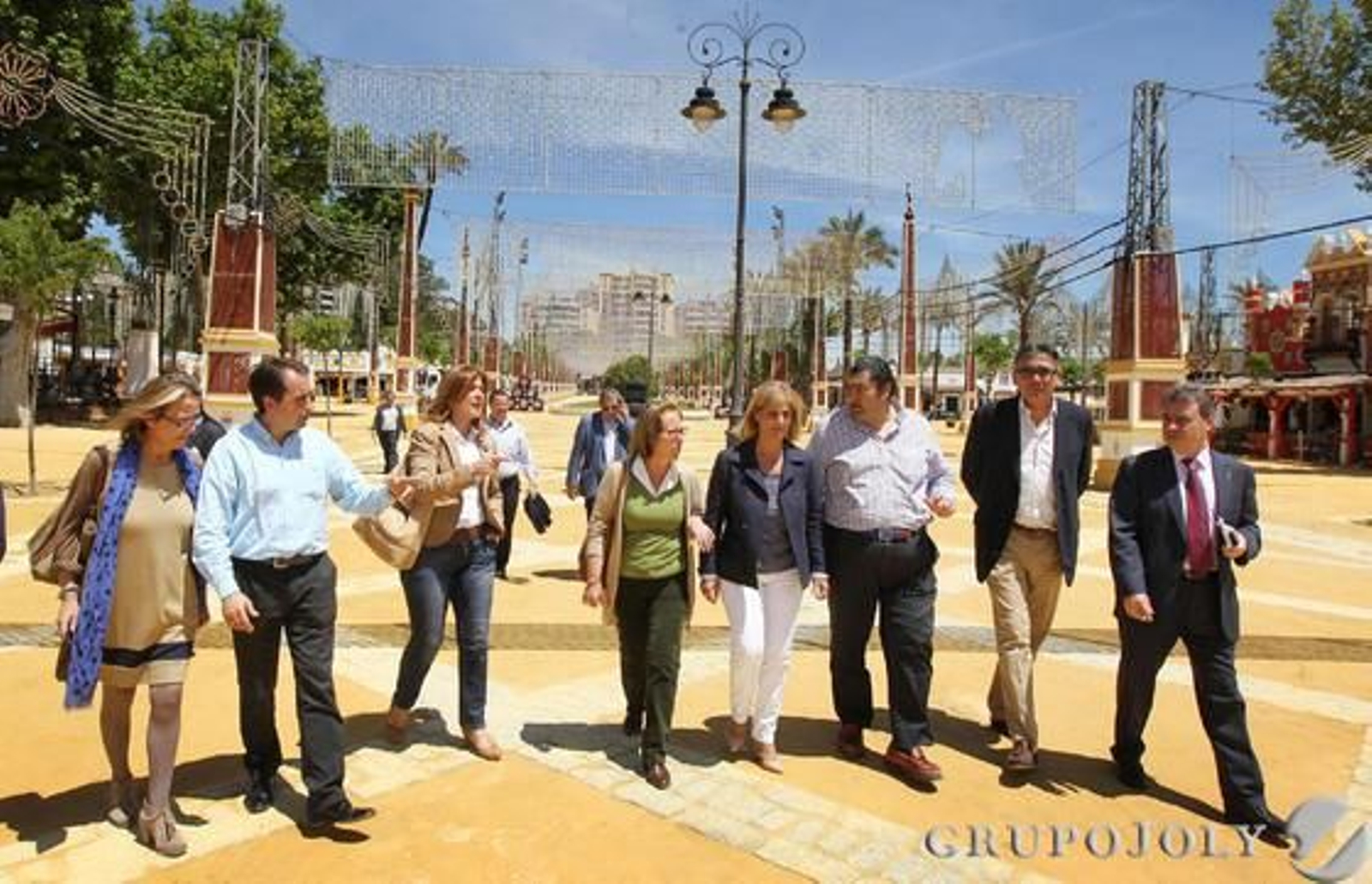 La alcaldesa y miembros de su equipo de gobierno, ayer en su visita al González Hontoria.

Foto: Miguel Angel Gonzalez