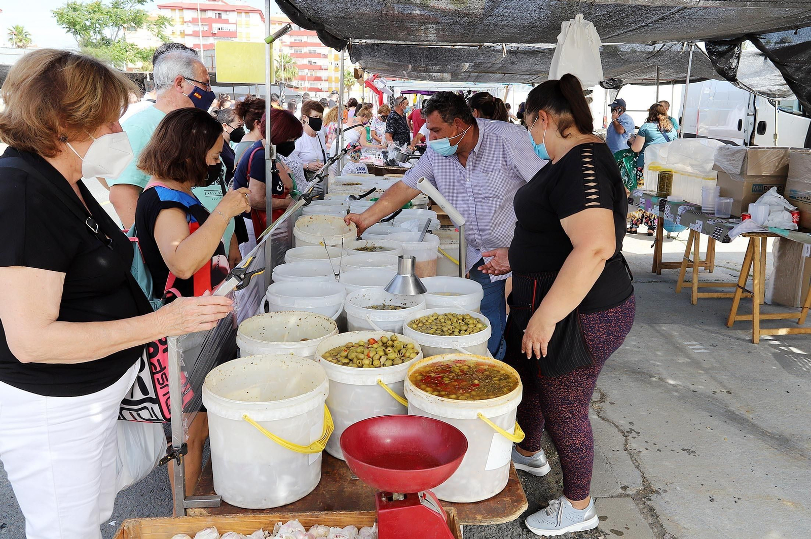 El puesto de los encurtidos es un clásico del Mercadillo onubense.