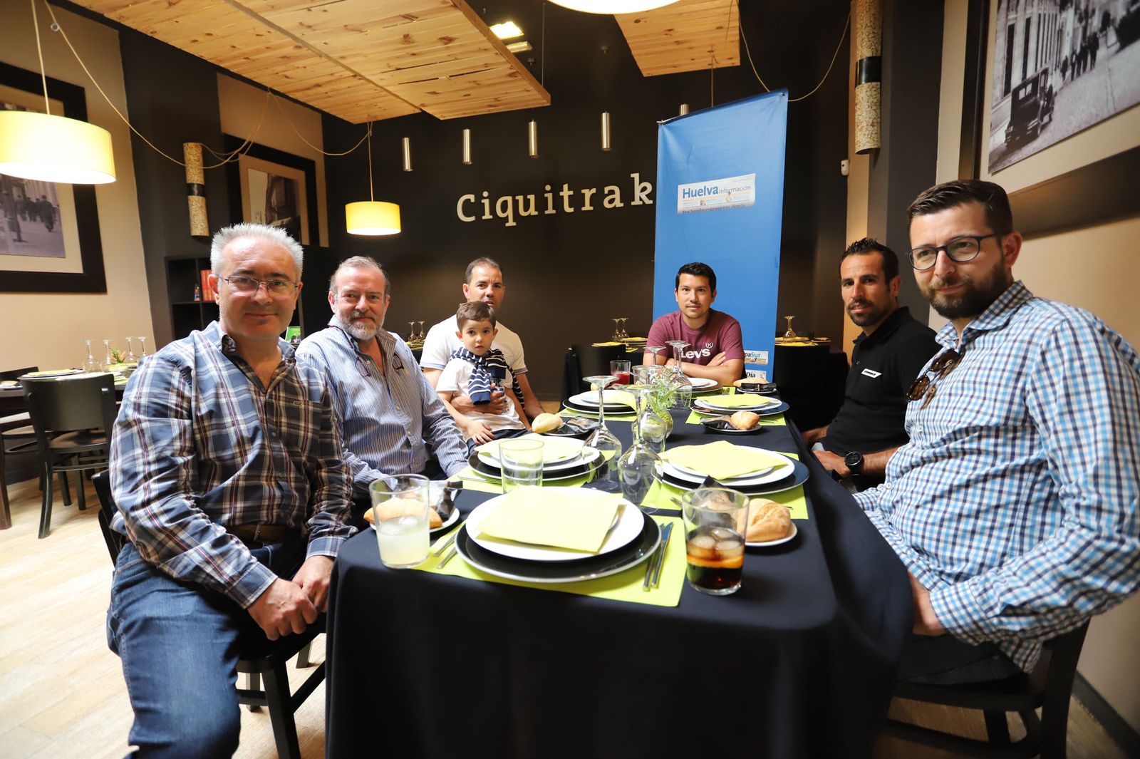 Los integrantes de la Tertulia Deportiva de ‘Huelva Información’, en el Gastrobar Ciquitrake.
