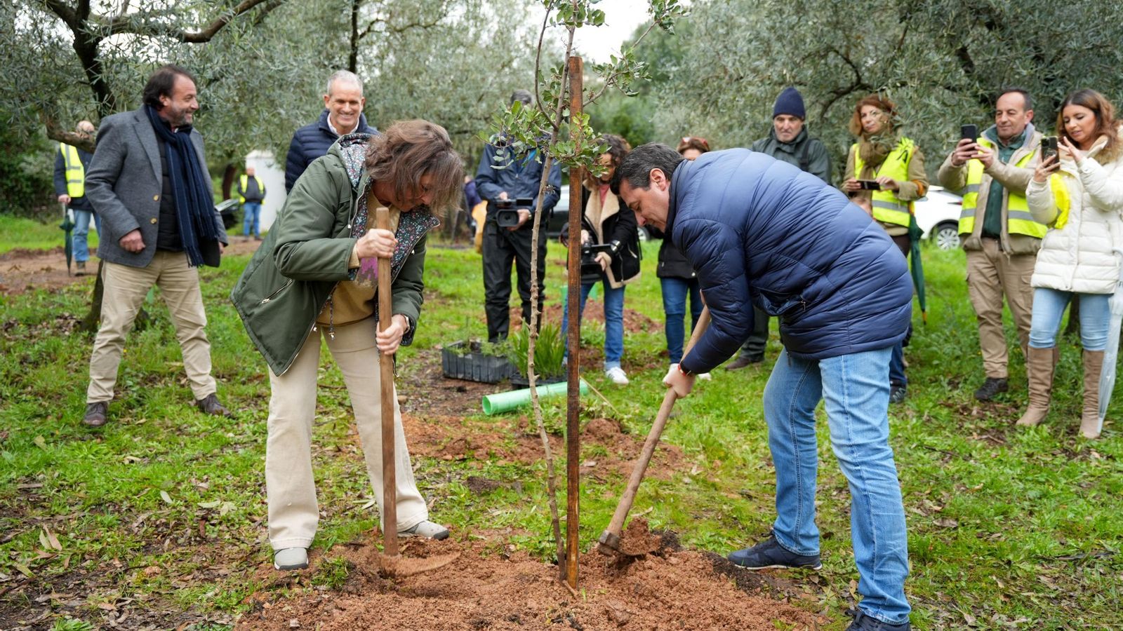 La consejera y el alcalde de Córdoba ponen la primera piedra. La consejera y el alcalde de Córdoba ponen la primera piedra.