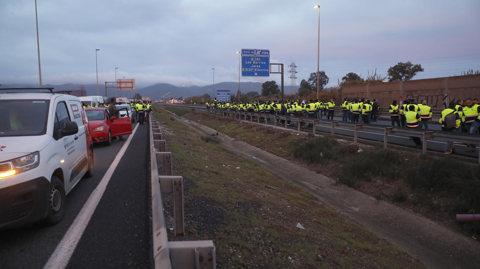Imágenes del corte de la A-7 por los trabajadores de Acerinox en huelga, este viernes