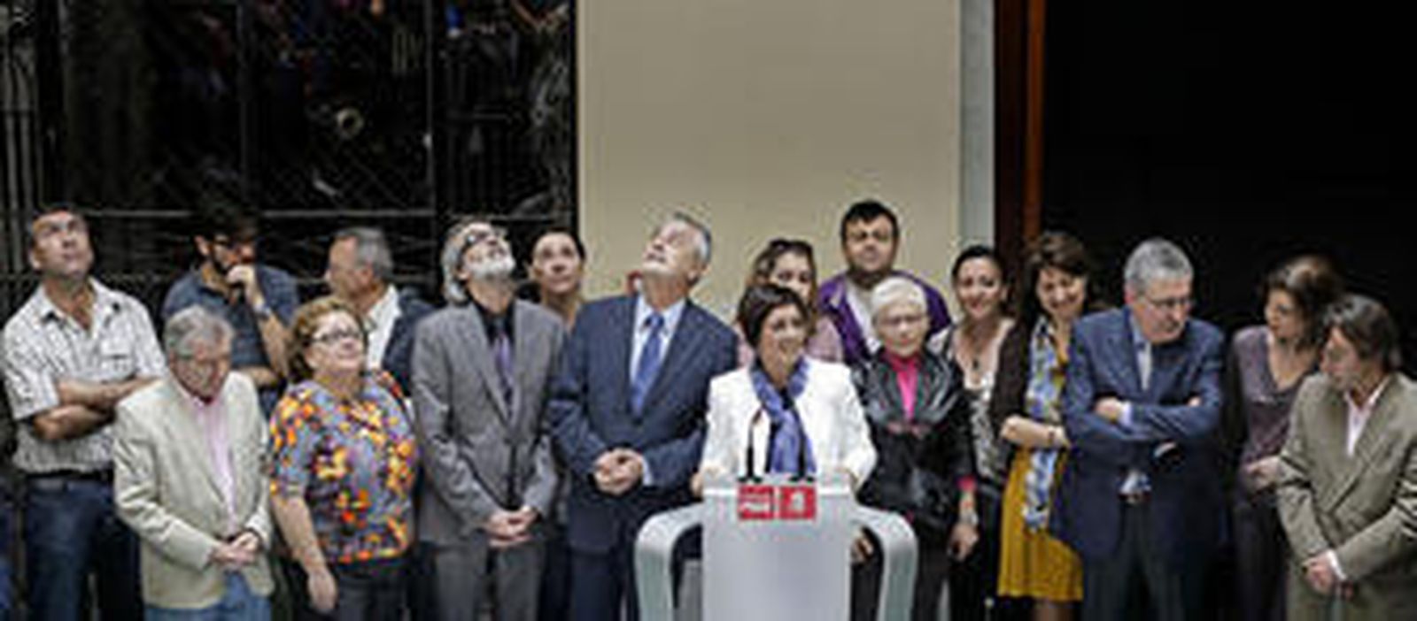 Federico Pérez Peralta y José Antonio Griñán miran hacia arriba en la Cámara de Comercio mientras que Marta Meléndez interviene ante los medios.