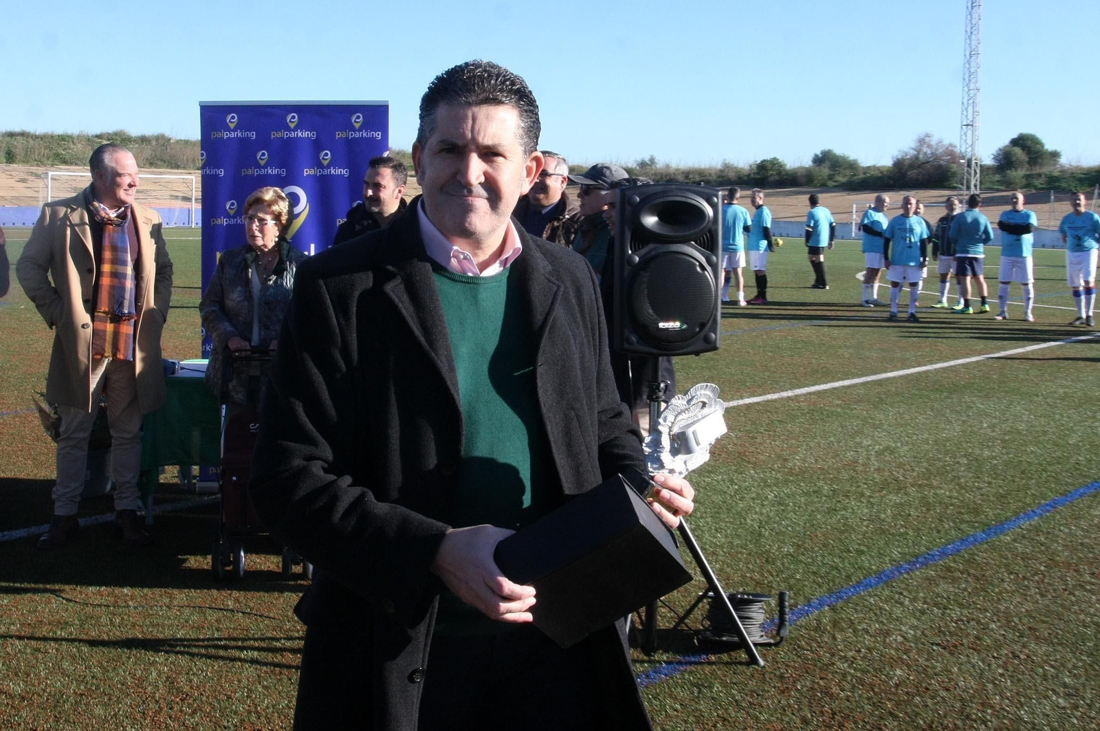 Imágenes del partido homenaje a los árbitros históricos de fútbol de Huelva
