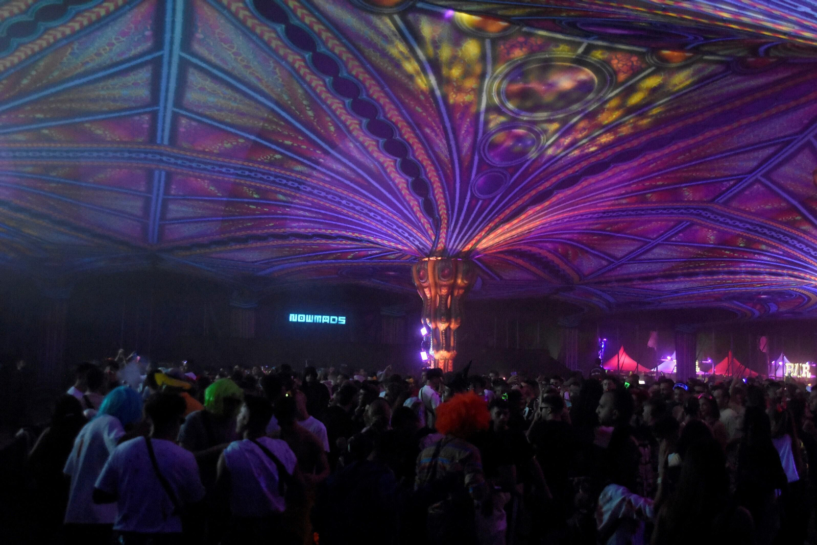 El festival Elrow reúne en Córdoba a miles de personas, en imágenes