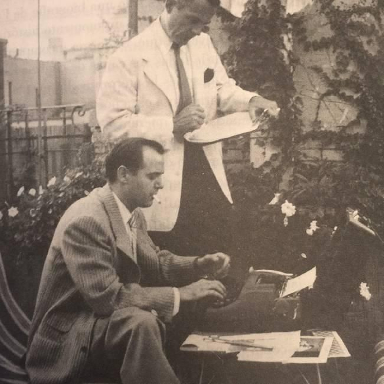 Agustín Penón y William Layton, en la terraza del piso de la calle Lombía, en Madrid.