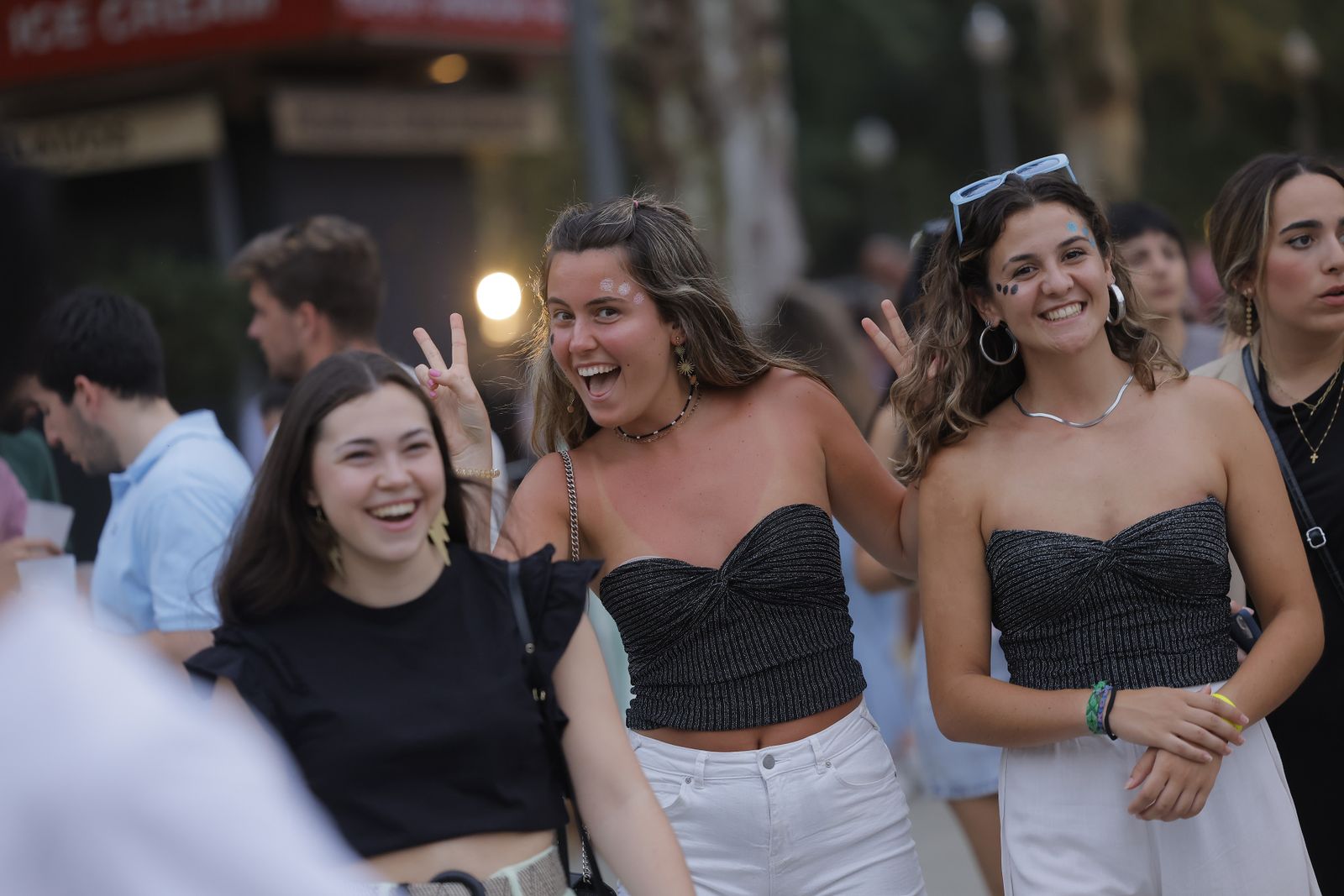 Búscate en las fotos del concierto de Bizarrap