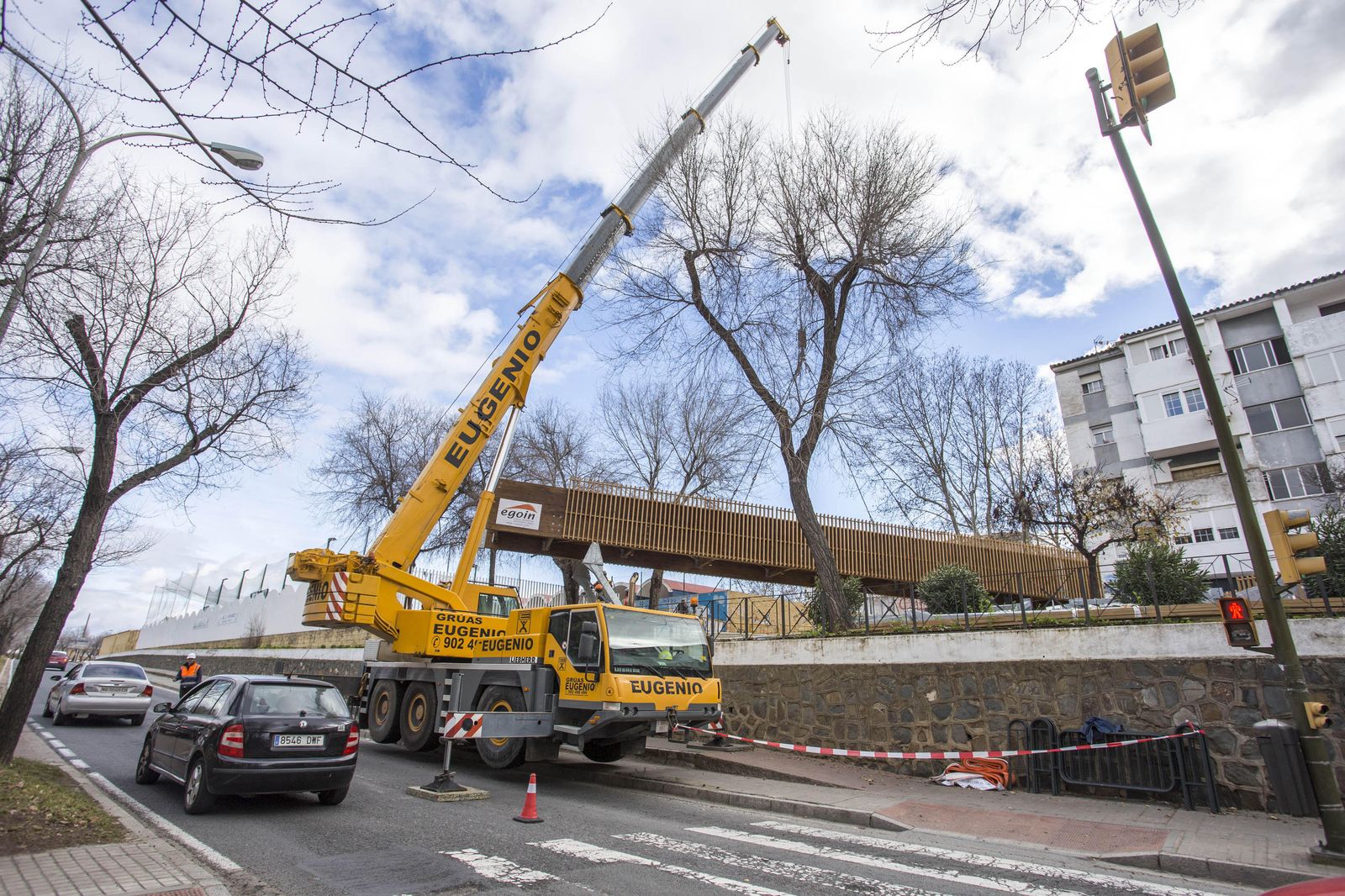 Trabajos de la instalación de la pasarela de madera, ayer.