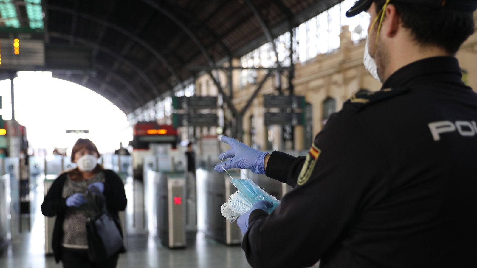 Mascarilla en los accesos al tren.