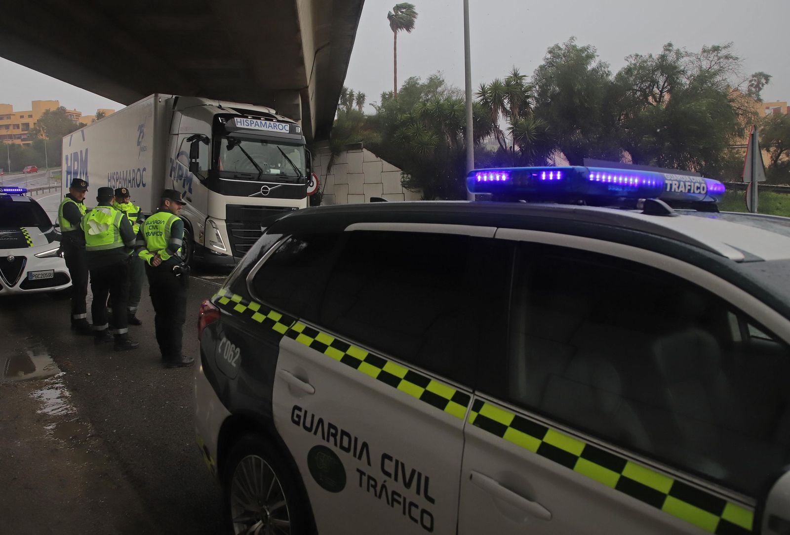 Fotos de la borrasca Joseph: Rachas de 100 km/h cierran el Estrecho y colapsan el Puerto de Algeciras