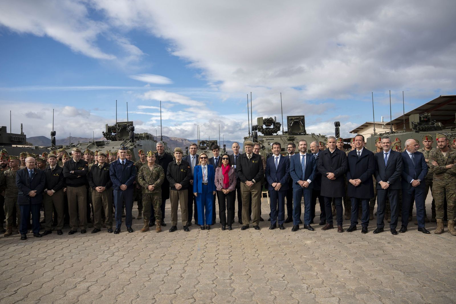 Margarita Robles entrega en Viator los primeros vehículos 8x8 ‘Dragón’ al Ejército de Tierra
