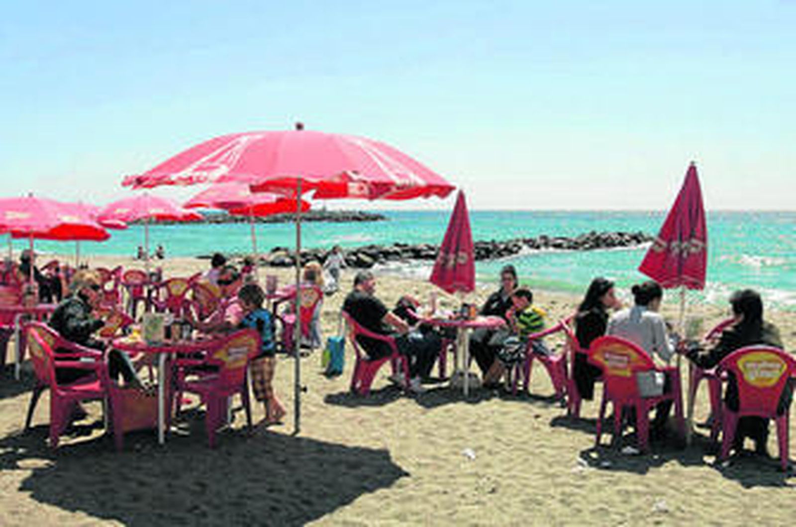 Los chiringuiteros esperan que los establecimientos de la capital no se vean afectados.