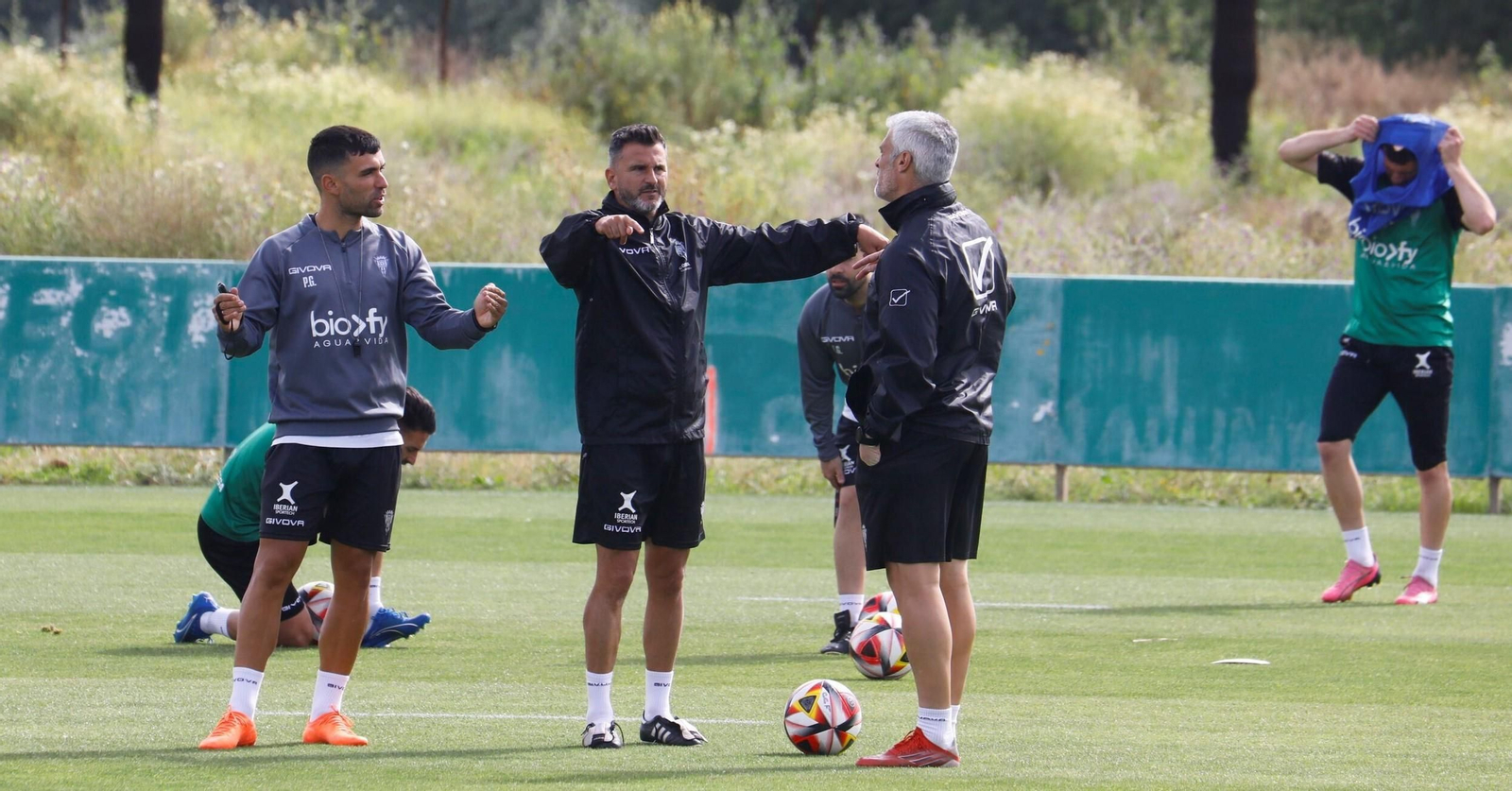 Iván Ania prepara junto a su cuerpo técnico un entrenamiento del Córdoba CF.