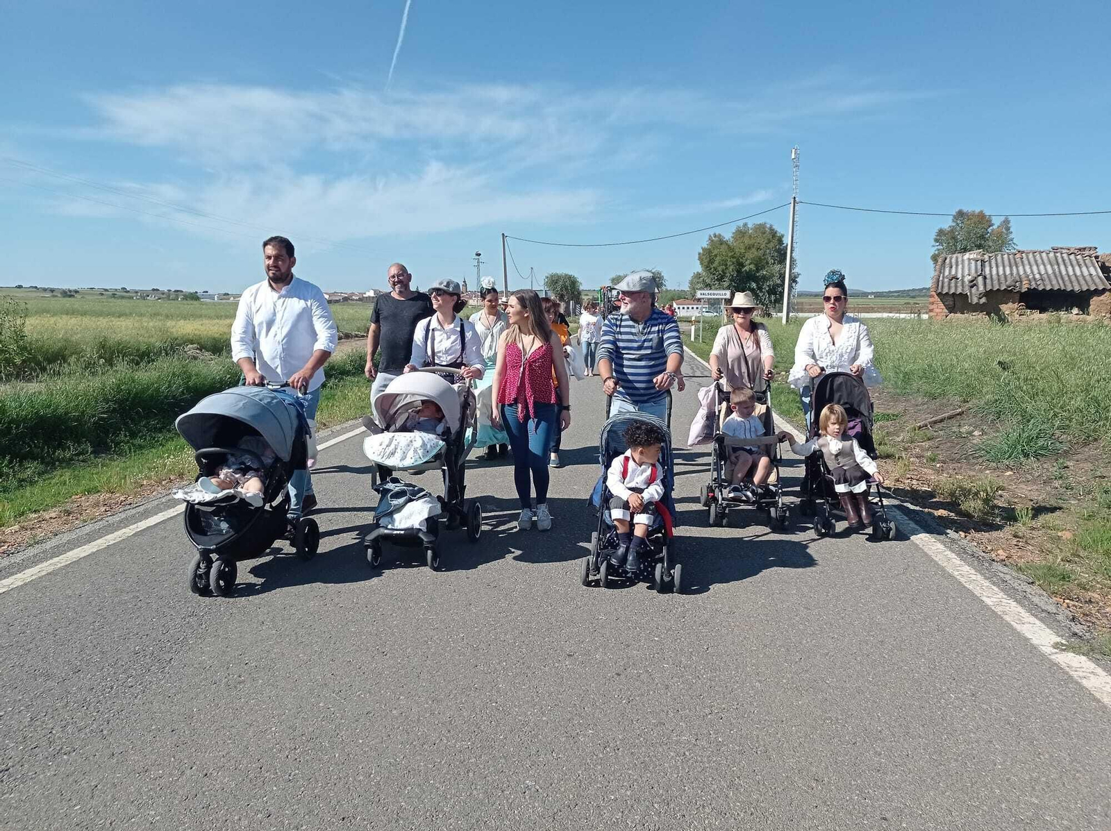 Un grupo de vecinos de Valsequillo, en romería a la ermita.