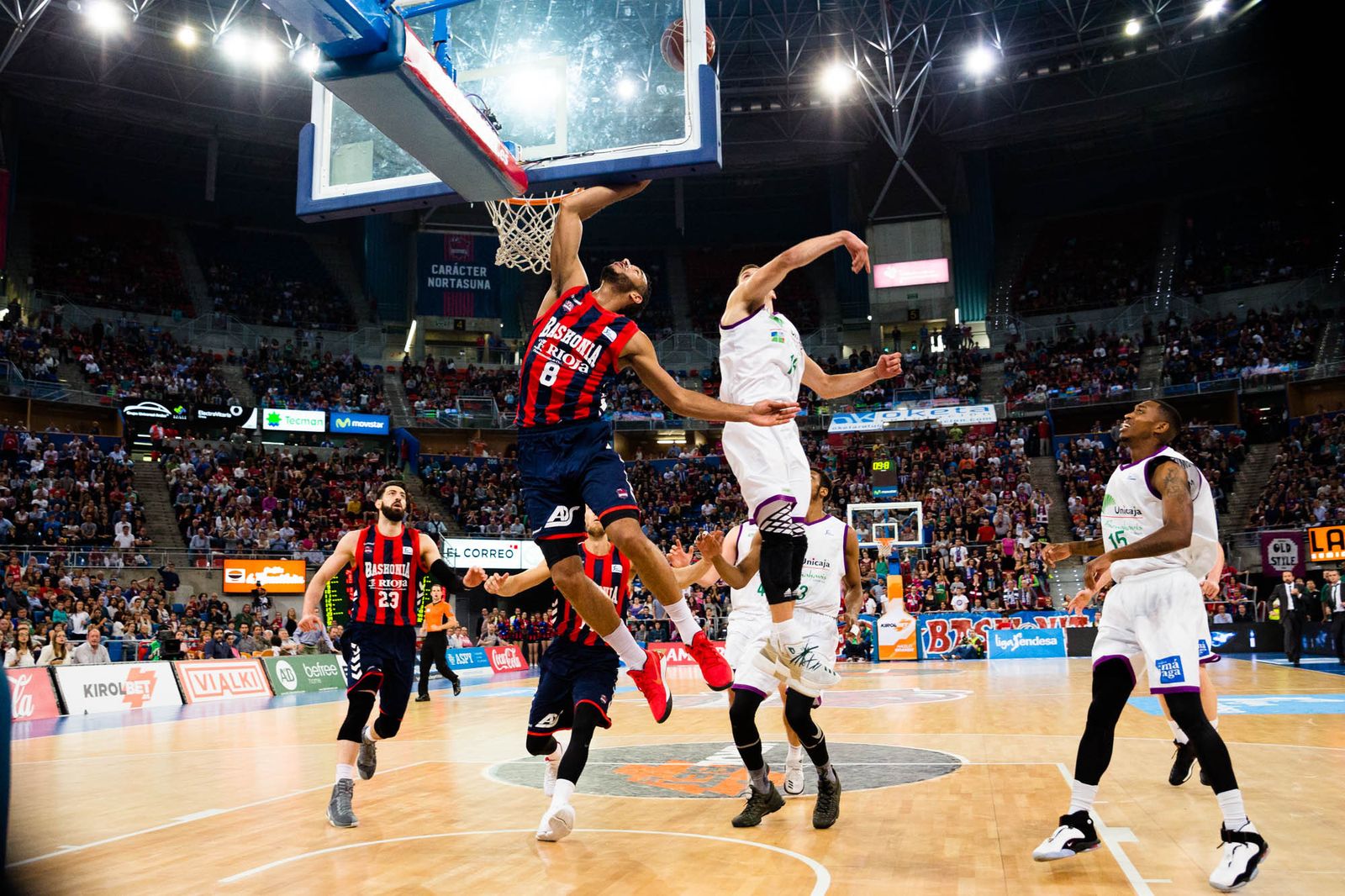 Nedovic obstaculiza la bandeja de Hanga en el último minuto.