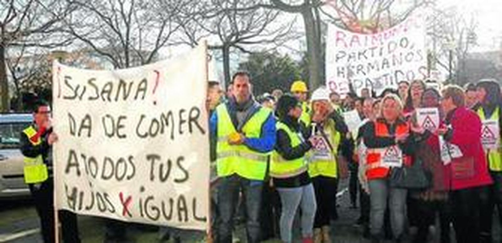 Una imagen de la concentración, ayer, ante la Delegación Provincial, en la que participaron unas 200 personas.
