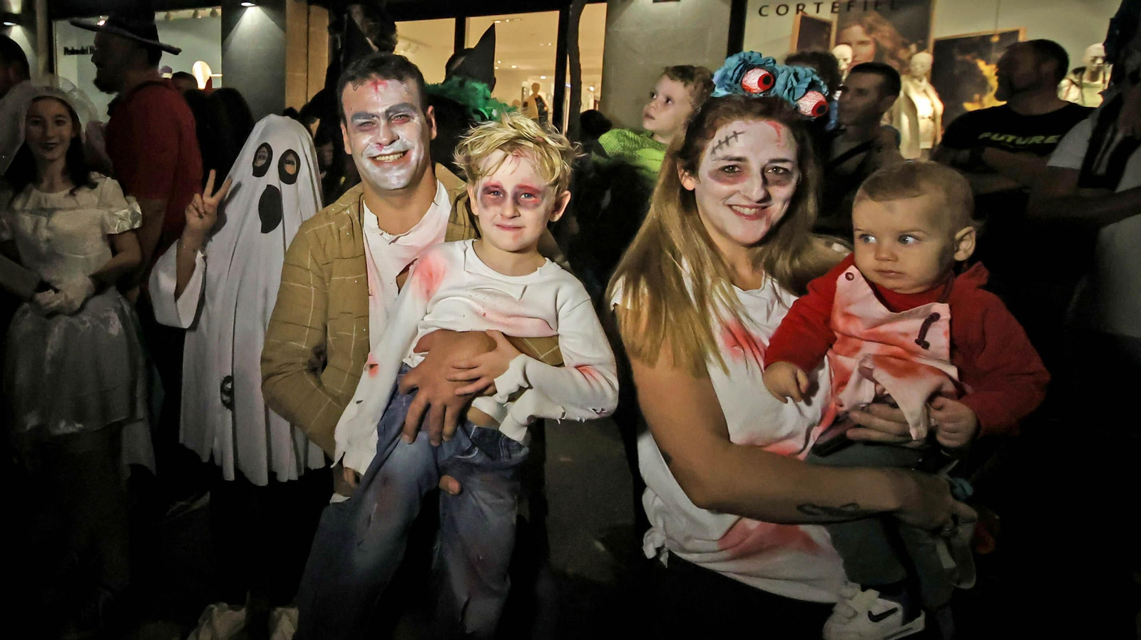 El desfile de Halloween llena las calles de Jerez