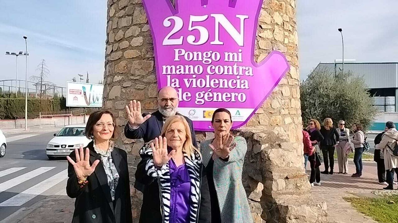 Grupo municipal de Cs junto a la coordinadora provincial en la izada de bandera del 25N en el Ayuntamiento de Albolote