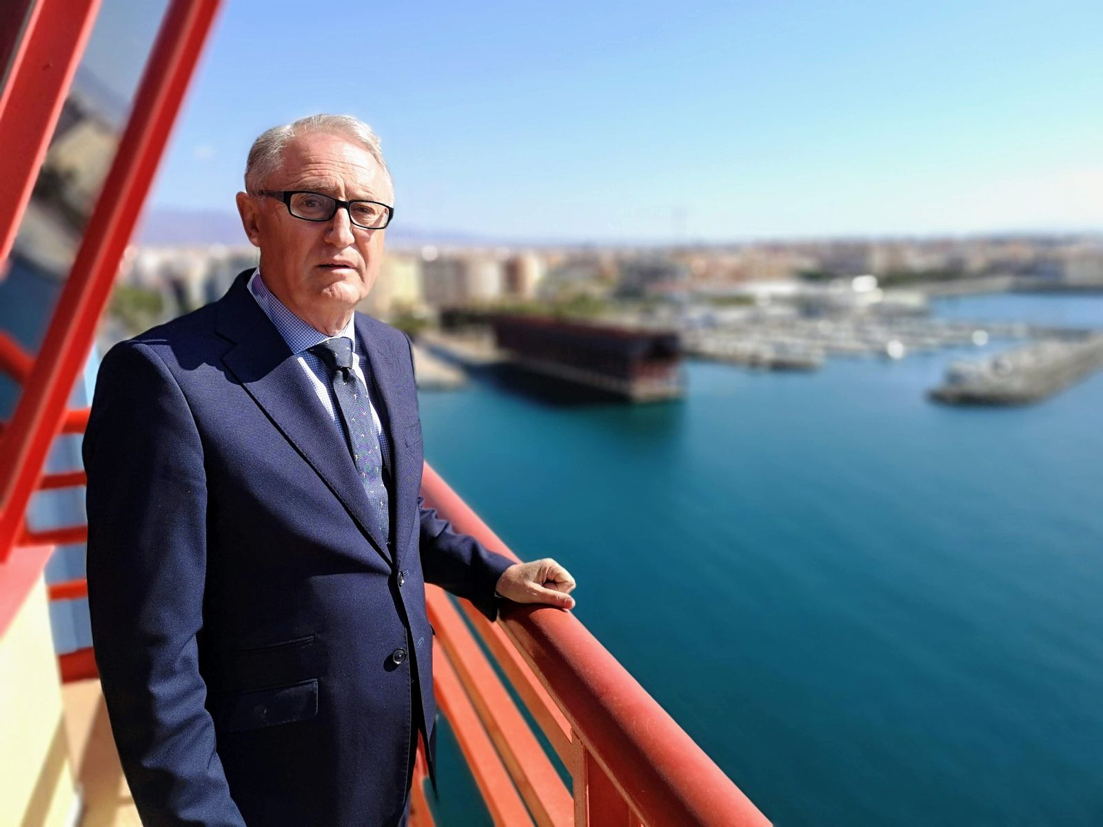 Jesús Caicedo, presidente de la Autoridad Portuaria, en el primer plano de una vista panorámica del ámbito de actuación del Puerto-Ciudad.