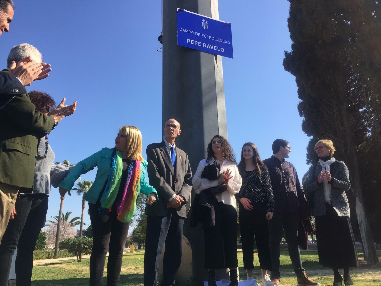 Pepe Ravelo descubrió la placa con su nombre en el campo que ya lleva su nombre.