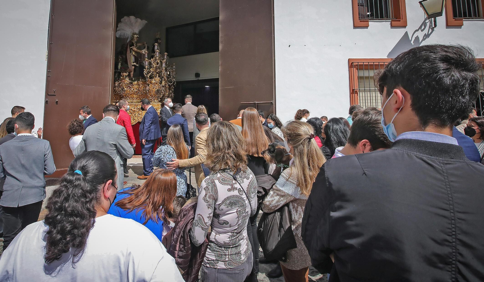 El misterio de La Sentencia, a la vista a través de la puerta de salida, con numerosas personas ante él.