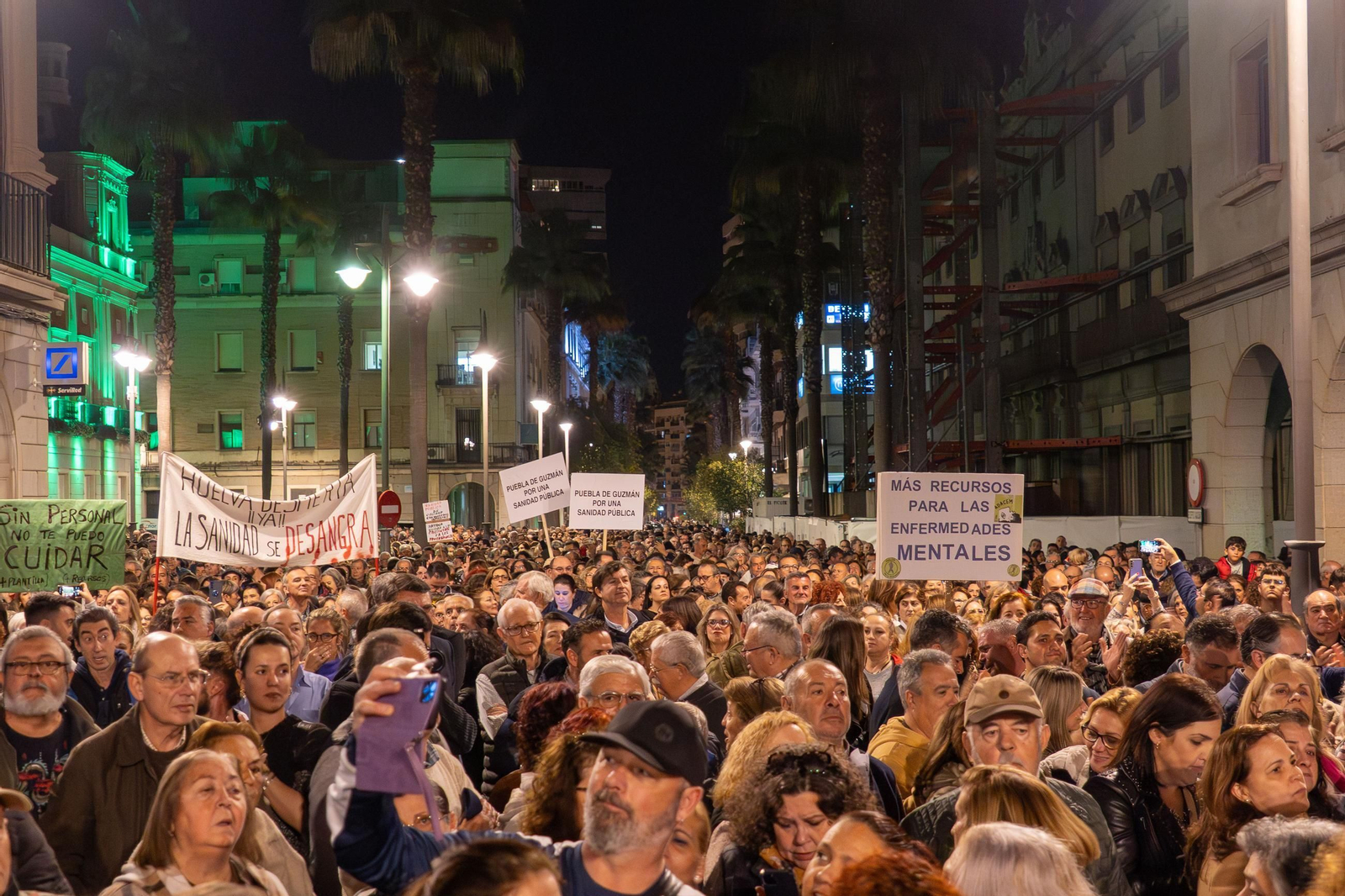 Imágenes de la concentración por la sanidad frente a la delegación