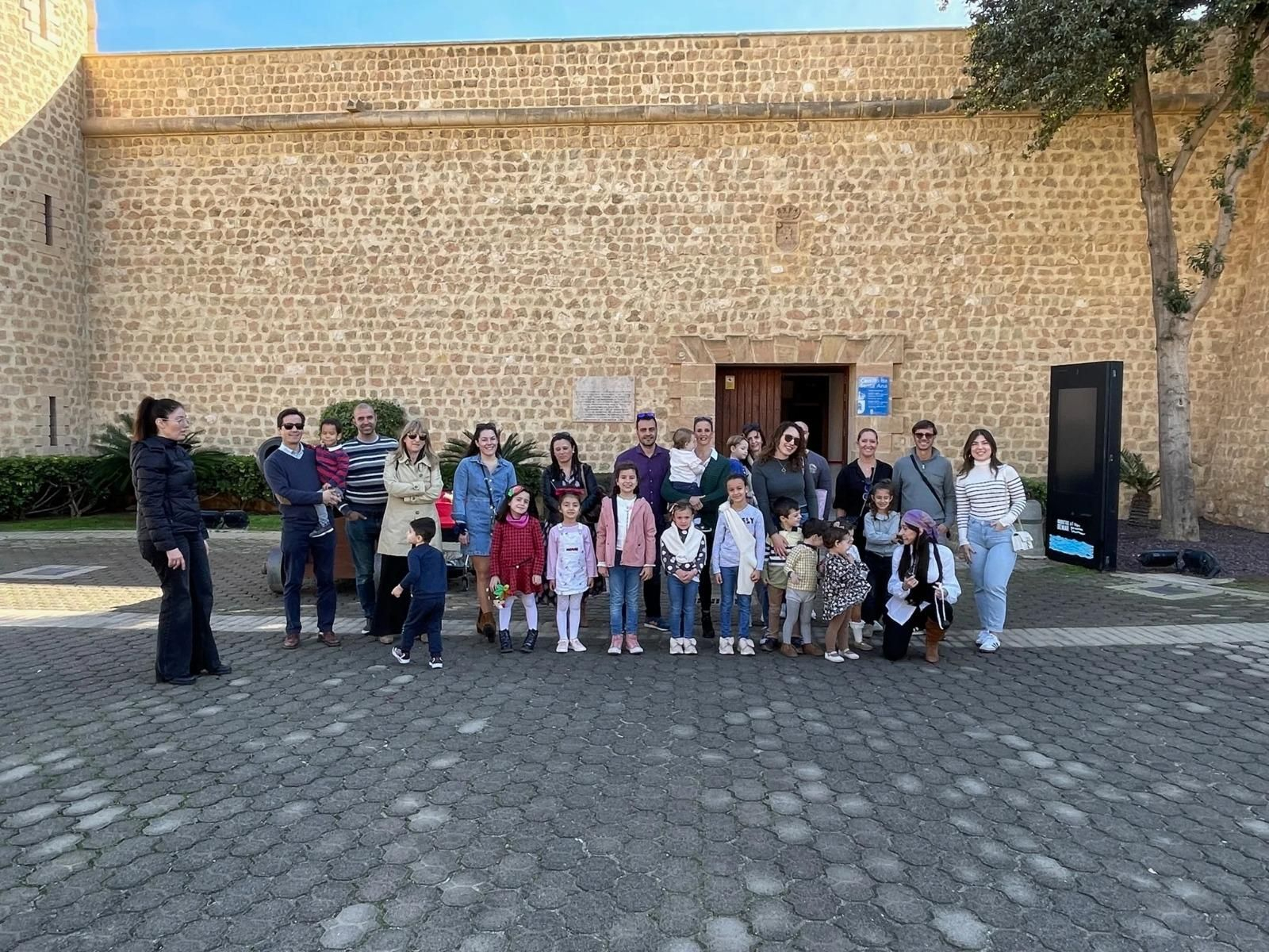 Amalia López, edil de Turismo y Playas, junto a los participantes de una de las visitas guiadas realizadas. Amalia López, edil de Turismo y Playas, junto a los participantes de una de las visitas guiadas realizadas.