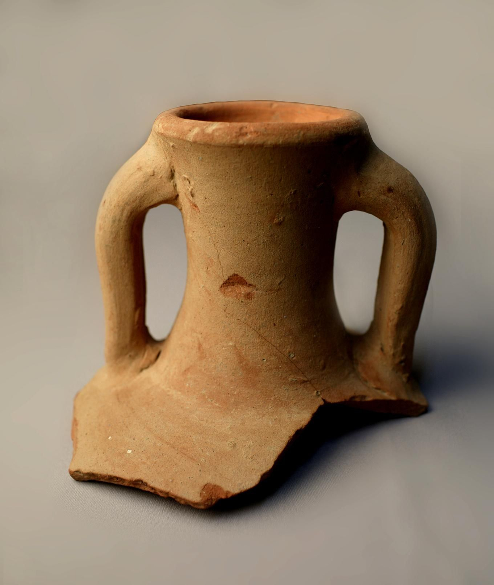 Ánfora procedente del Norte de África, de los siglos VI-VII d.C., hallada en la factoría excavada en la calle San Nicolás.