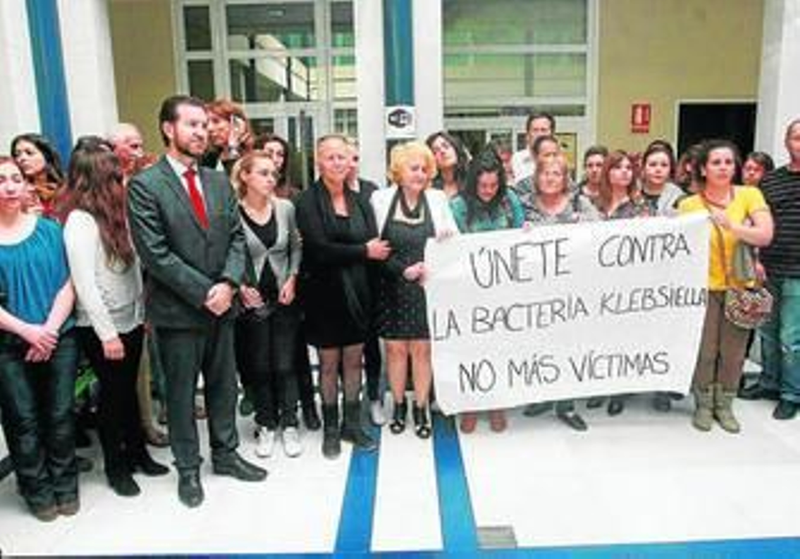 Concentración de la Asociación El Defensor del Paciente para denunciar los efectos de la bacteria en el Reina Sofía.