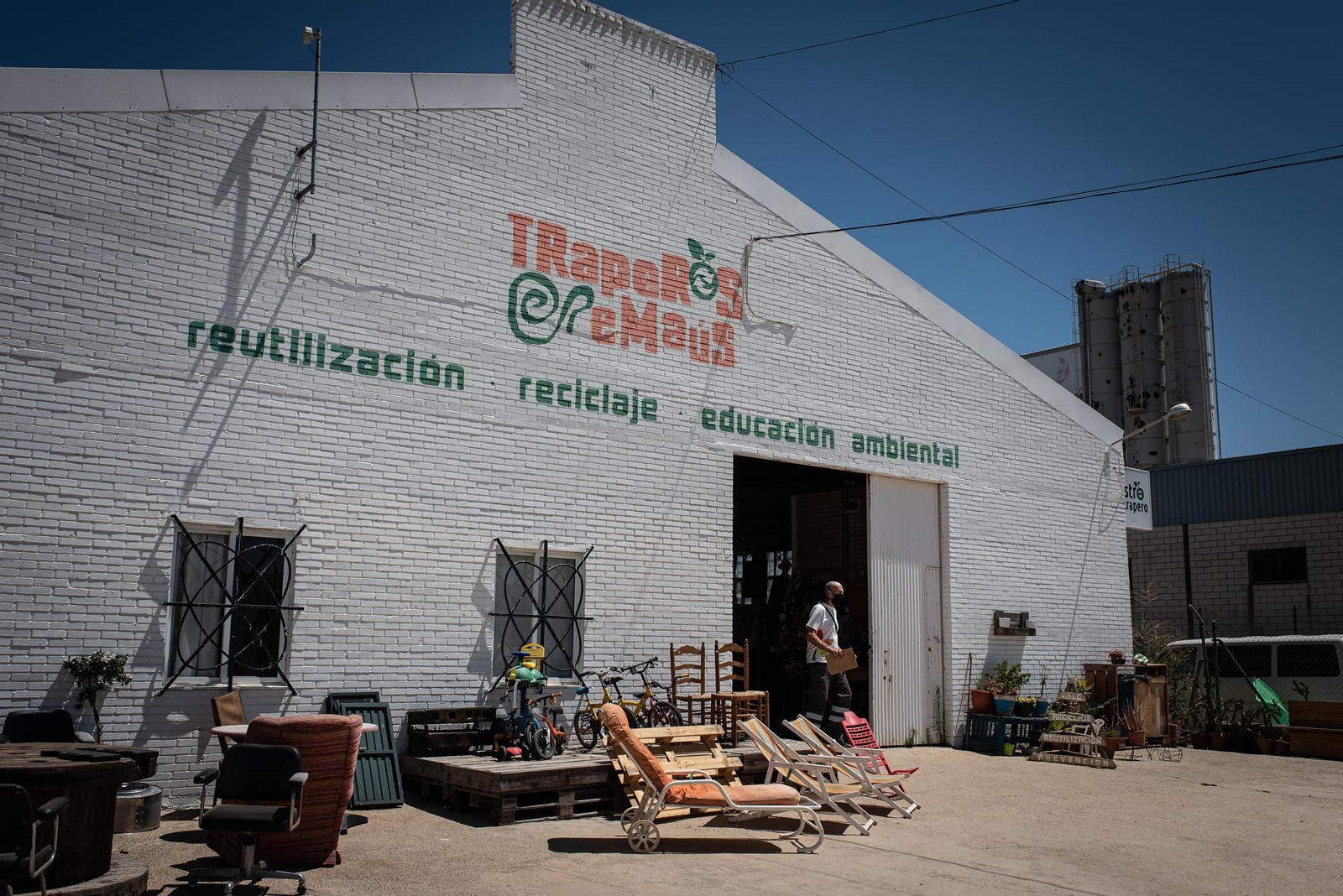 Una visita a la tienda de Traperos de Emaús en imágenes