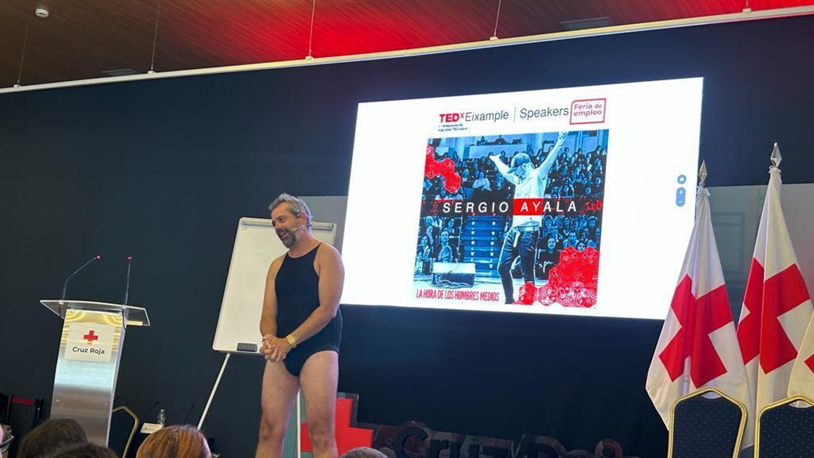 Así, con esta pinta, empezó Sergio Ayala su intervención en la Feria de Empleo de Cruz Roja de Cádiz