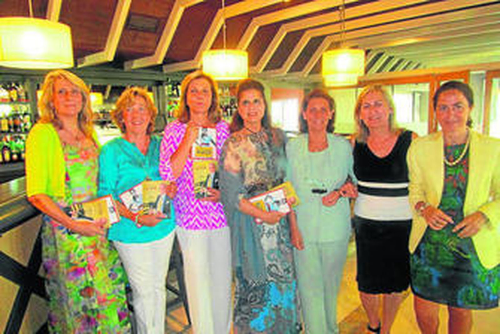 Lucila Domecq, Cristina García de Luján, Blanca Pemán, Carmen López Soler, Begoña García González-Gordon, Lupe Grosso y Carmen Oteo, posando con los libros durante la presentación.