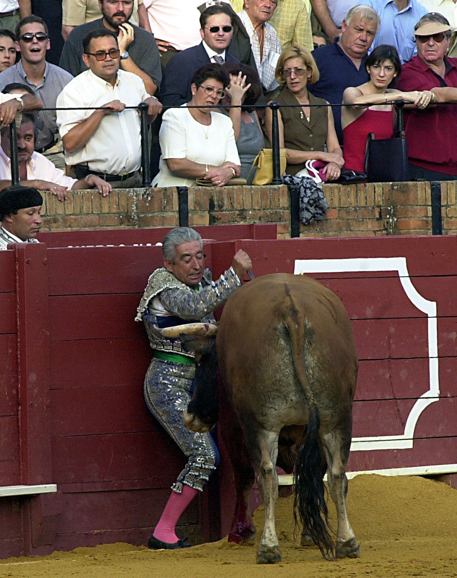 El Lebrija, apuntillando un toro en la Maestranza.