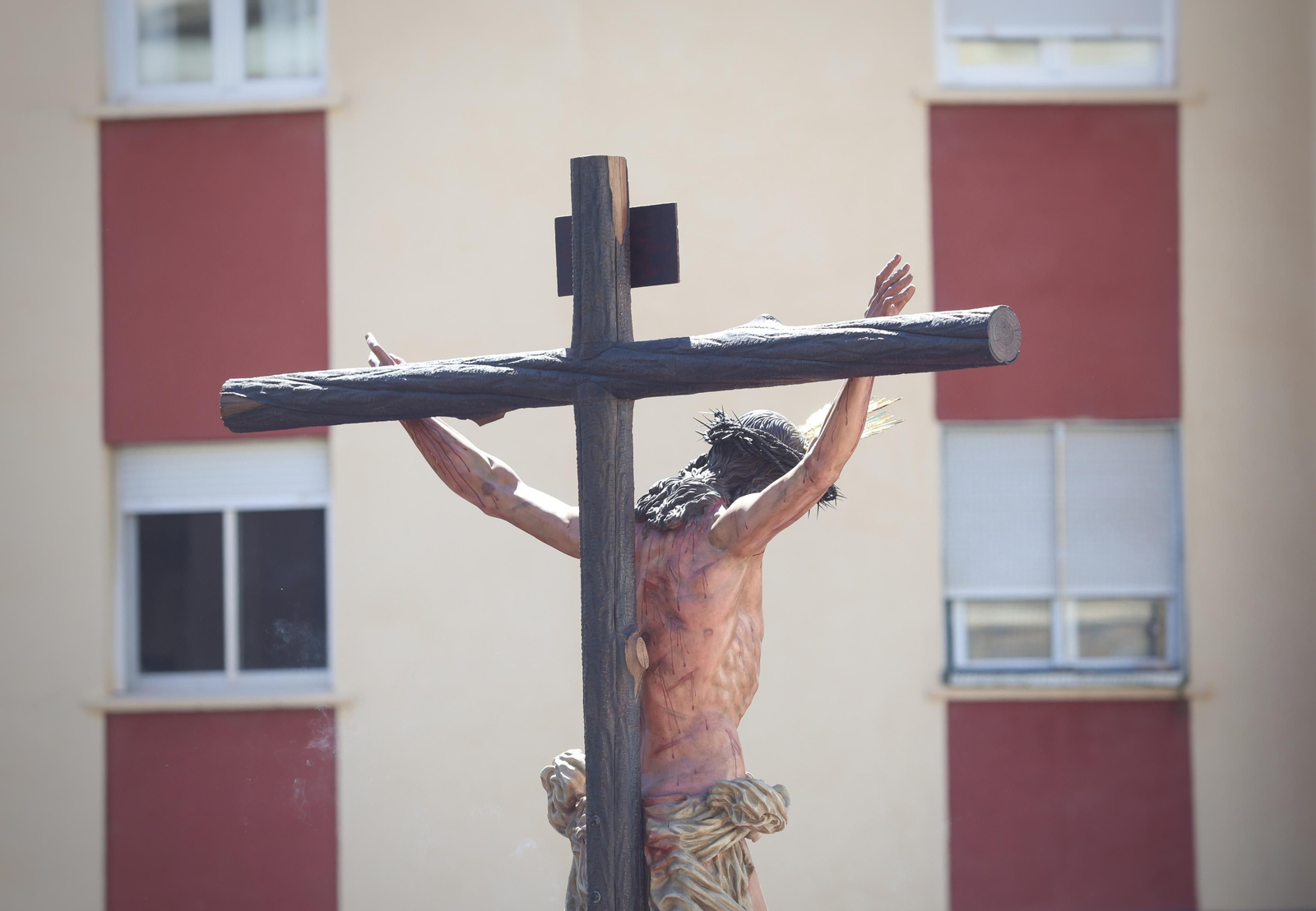 Crucifixión en su procesión del Lunes Santo en Málaga, en fotos