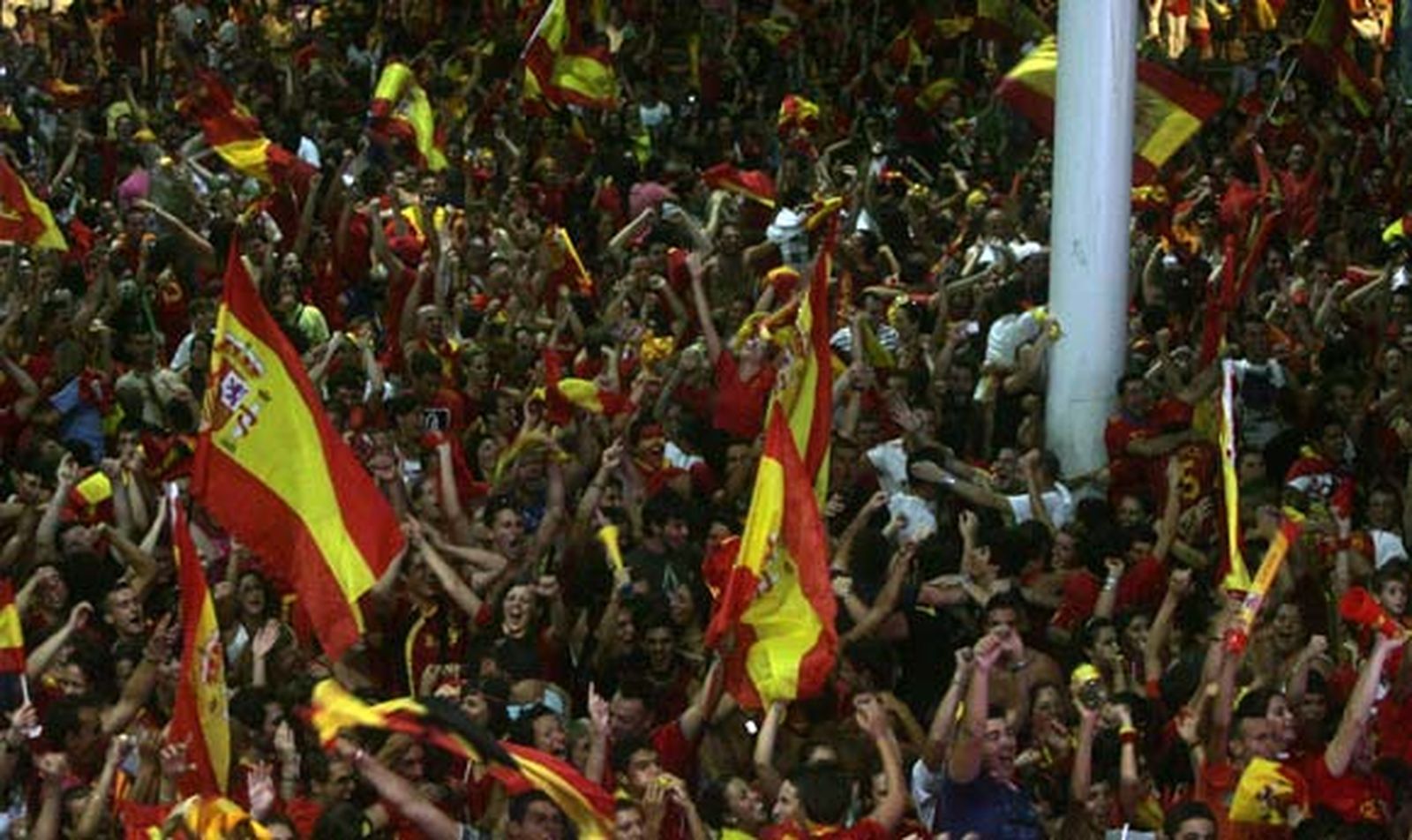 Todos los aficionados salieron a la calle a celebrar la victoria del Mundial vestidos con los colores de la selección

Foto: J.M. Quinones