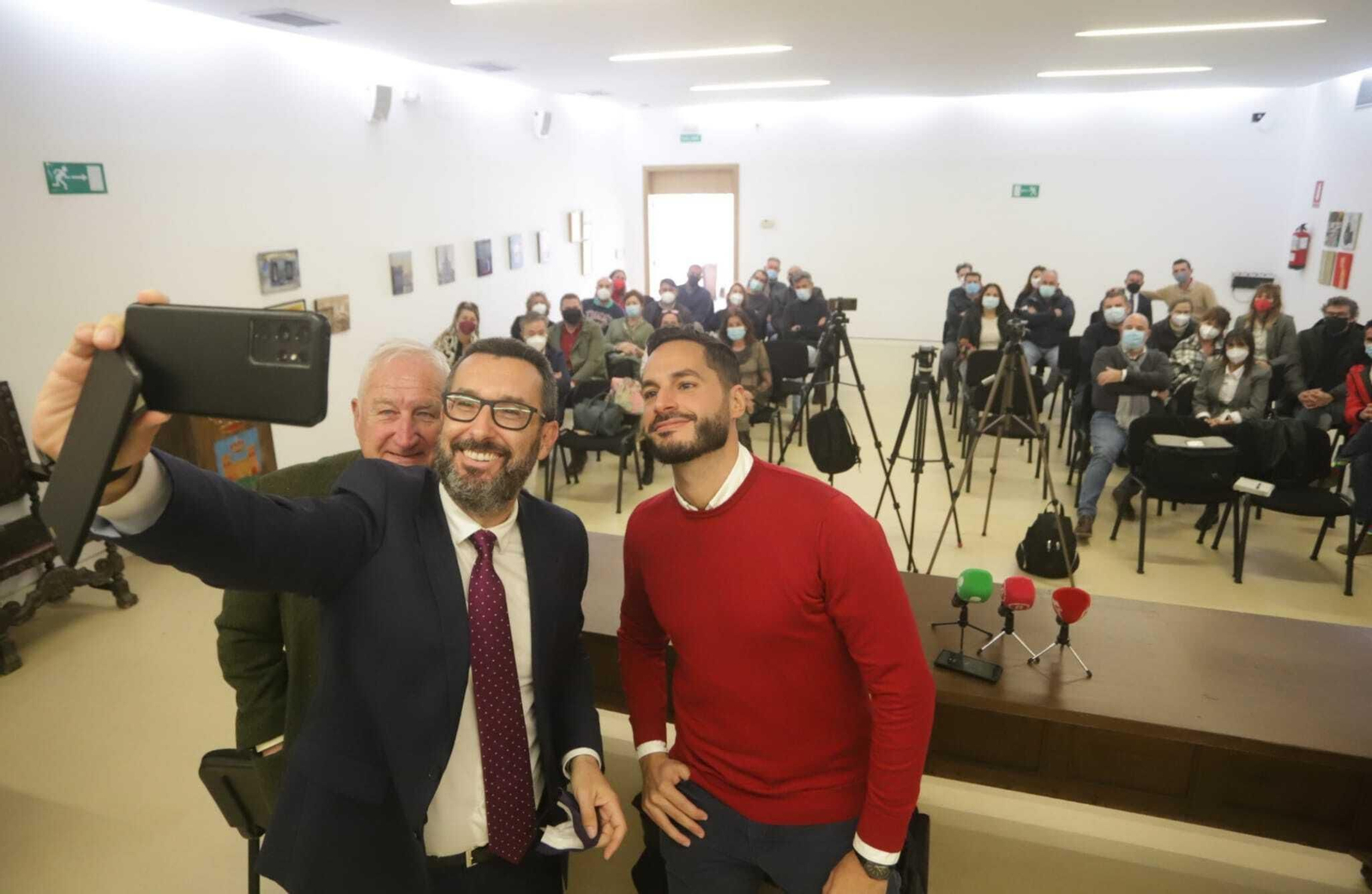 Helenio Fernández, Juan Franco y Mario Fernández, en la despedida de este último.