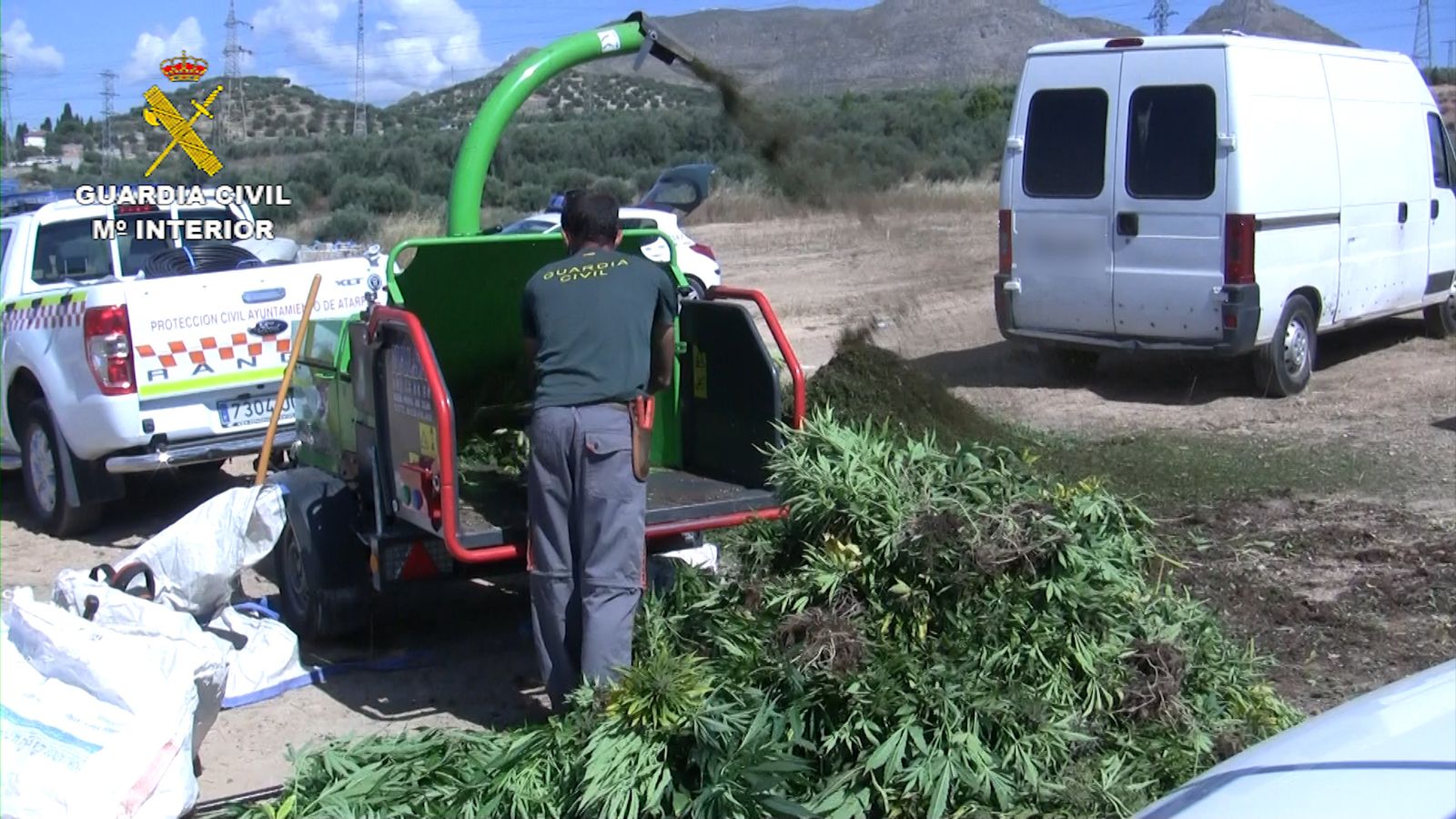 Un agente de la Guardia Civil durante la 'Operación Green Planet' de Atarfe.