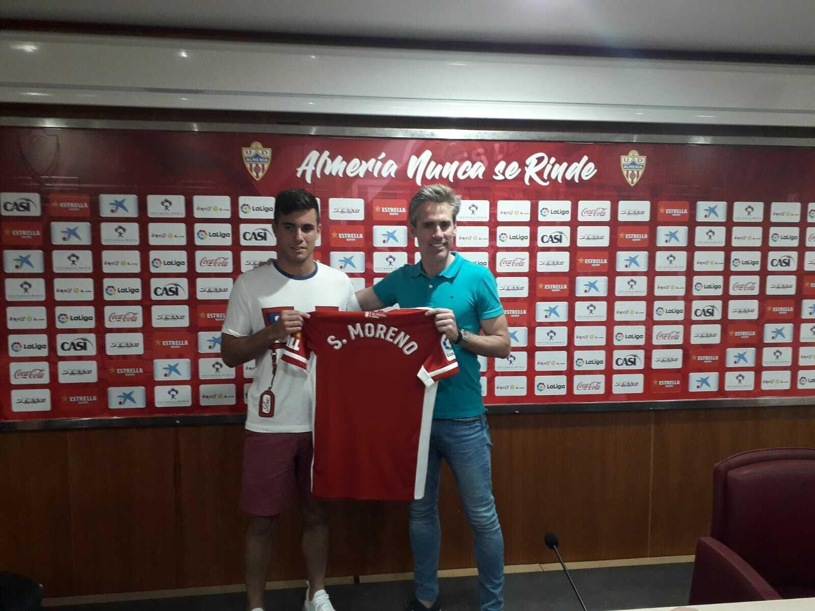 Simón Moreno luce la rojiblanca junto a Corona el día de su presentación Simón Moreno luce la rojiblanca junto a Corona el día de su presentación