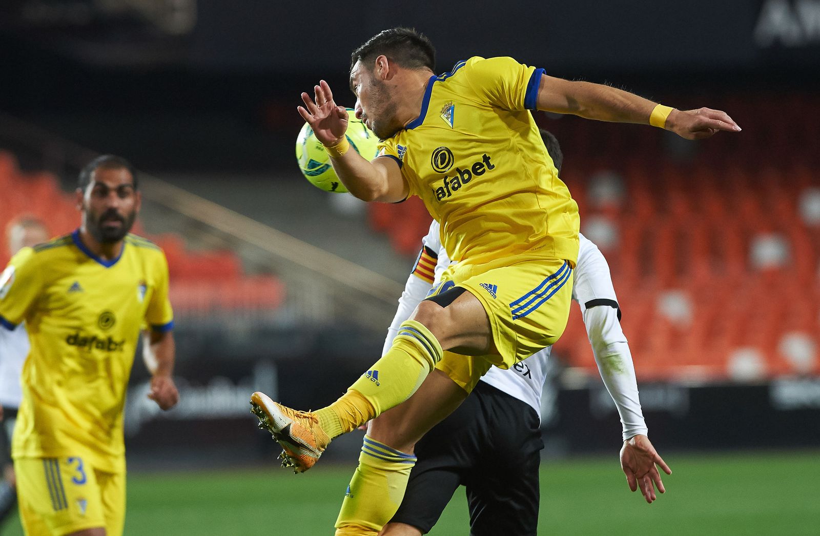 Isaac Carcelén intenta cabecear el balón en Mestalla.