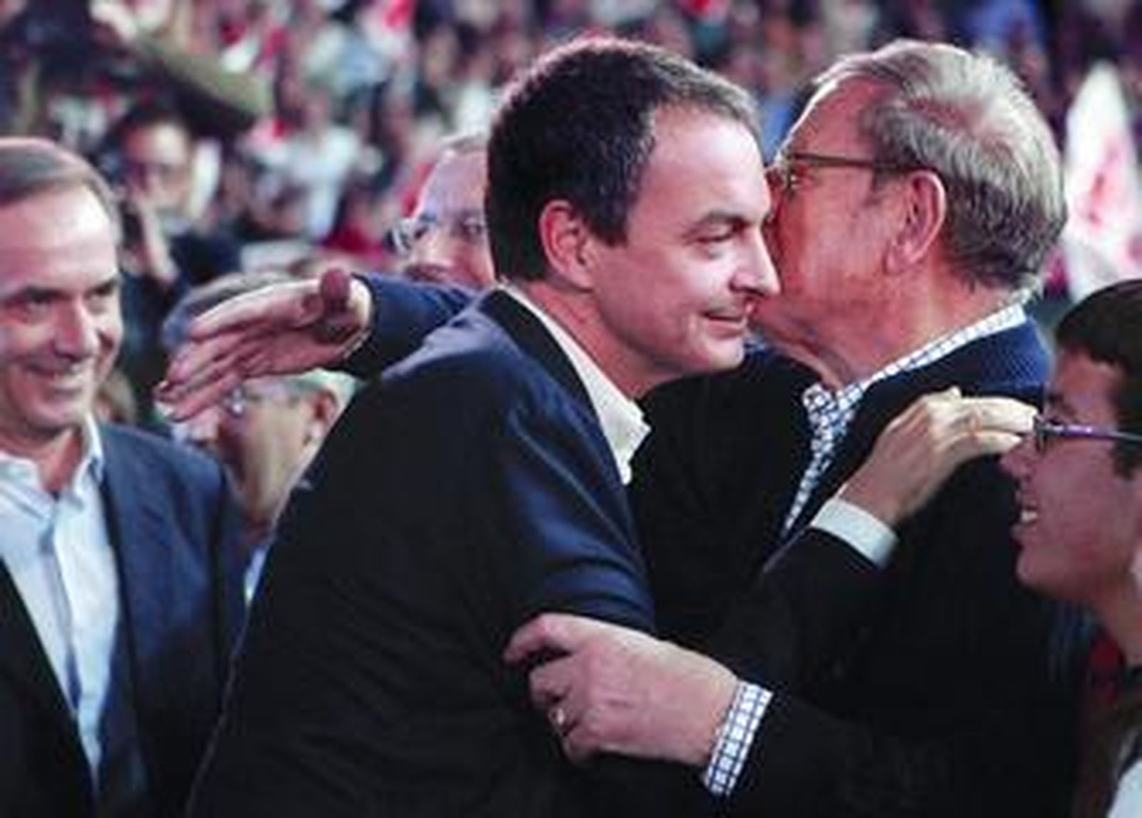 Zapatero besa a su padre antes del mitin de ayer en León.