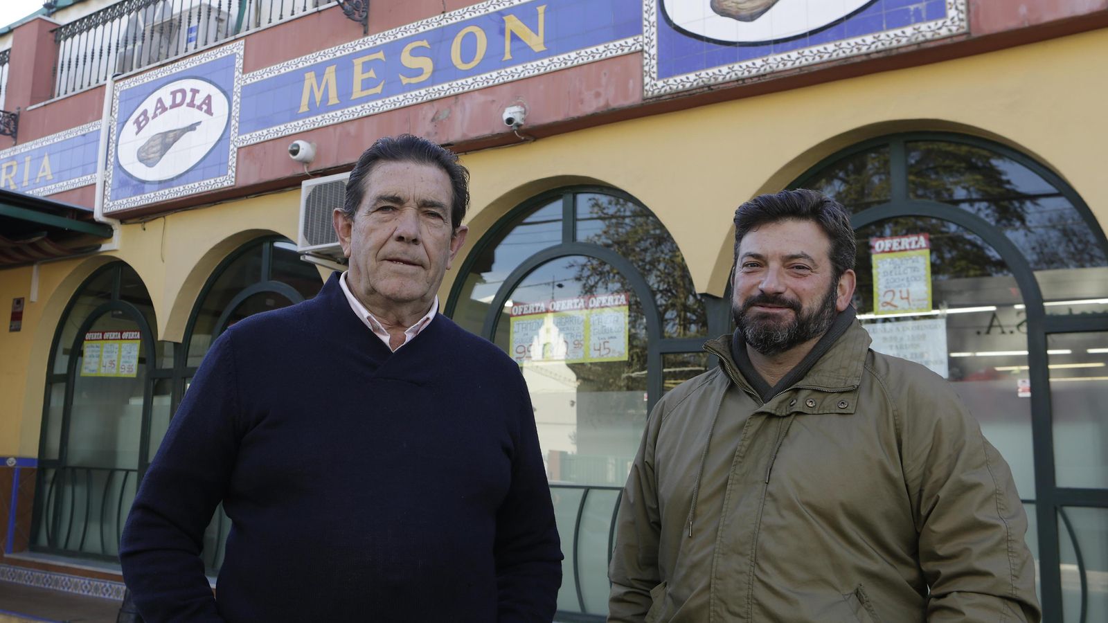 Juan Badía, con su abogado, Ricardo Corzo, en la puerta de uno de los establecimientos de la que era su firma. Juan Badía, con su abogado, Ricardo Corzo, en la puerta de uno de los establecimientos de la que era su firma.