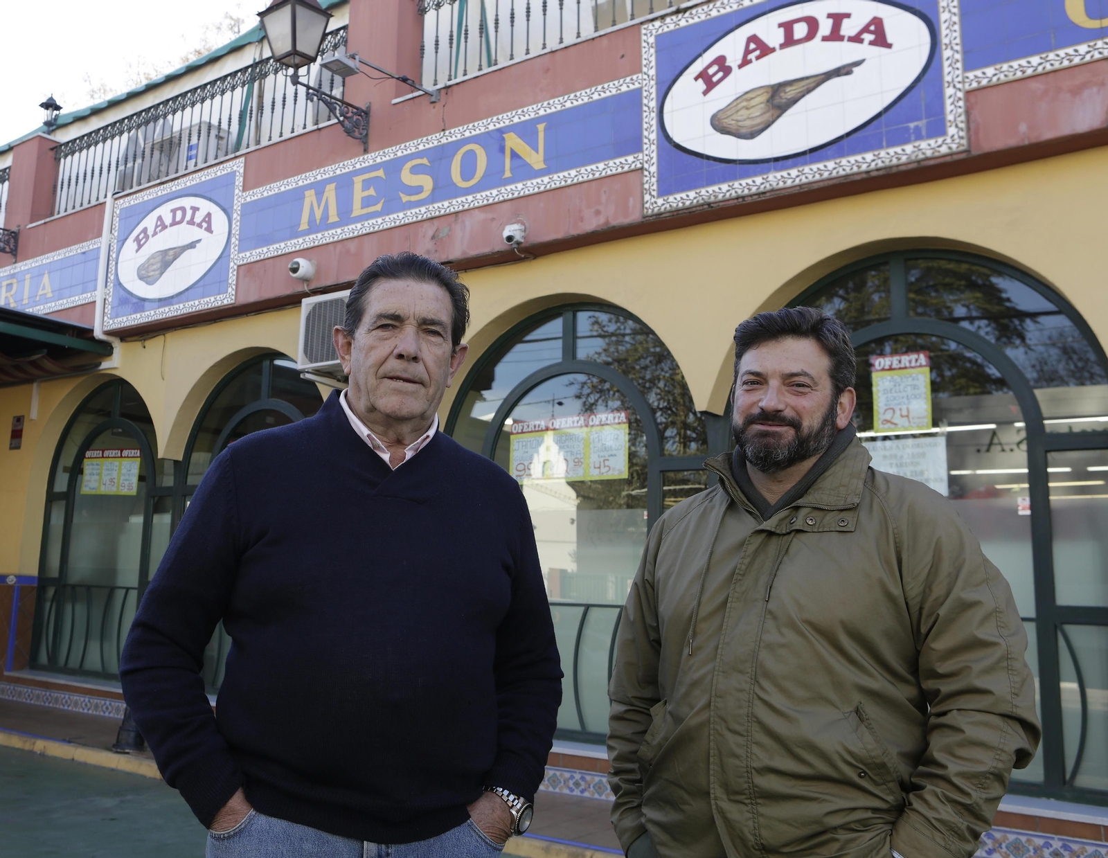 Juan Badía, con su abogado, Ricardo Corzo, en la puerta de uno de los establecimientos de la que era su firma. Juan Badía, con su abogado, Ricardo Corzo, en la puerta de uno de los establecimientos de la que era su firma.