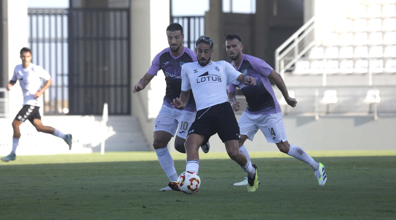 Las fotos del Balona - Estepona de pretemporada en el Ciudad de La Línea (1-1)