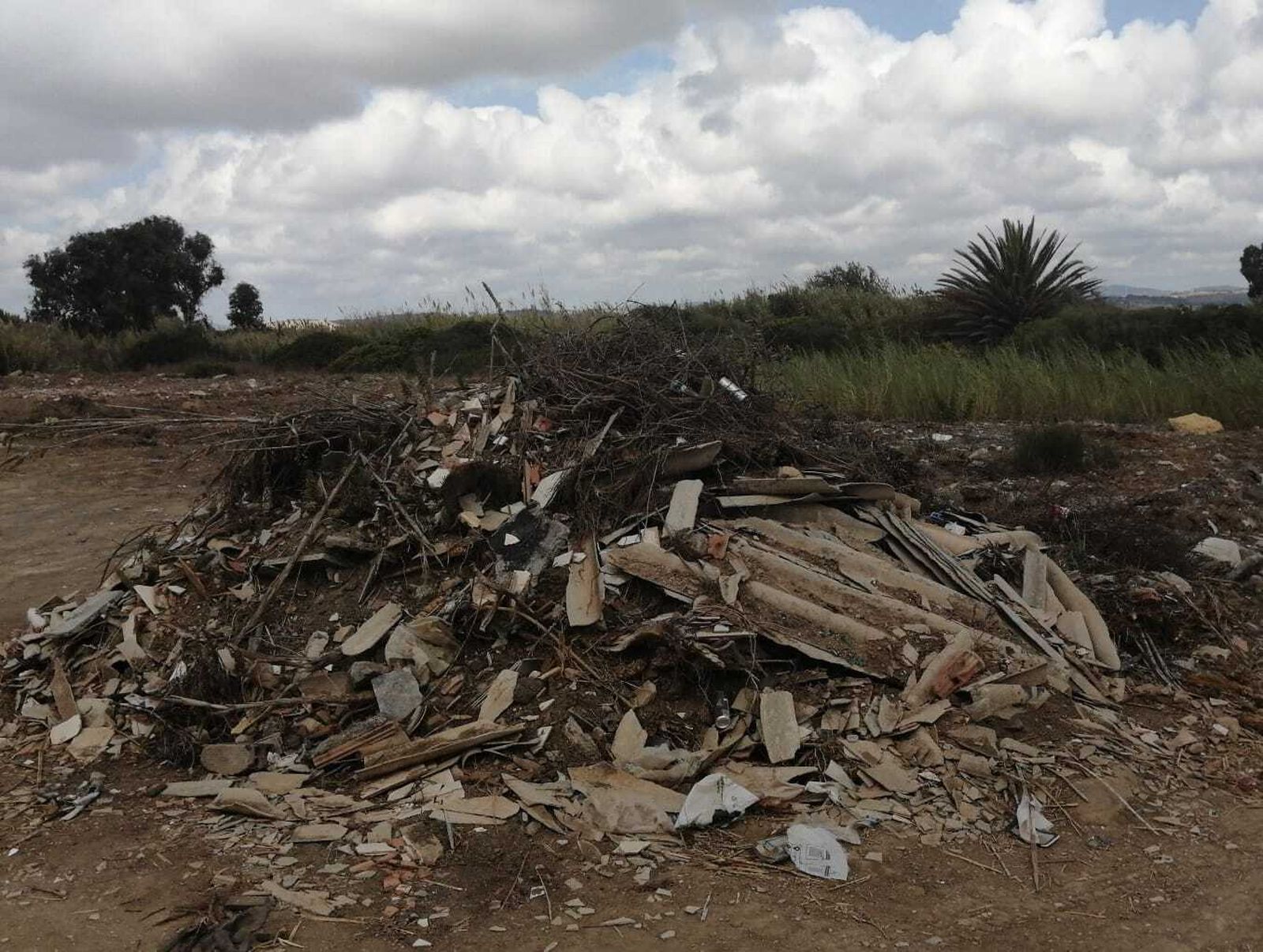 Escombros quemados en un solar de la calle Cabo Lastre, en Algeciras.