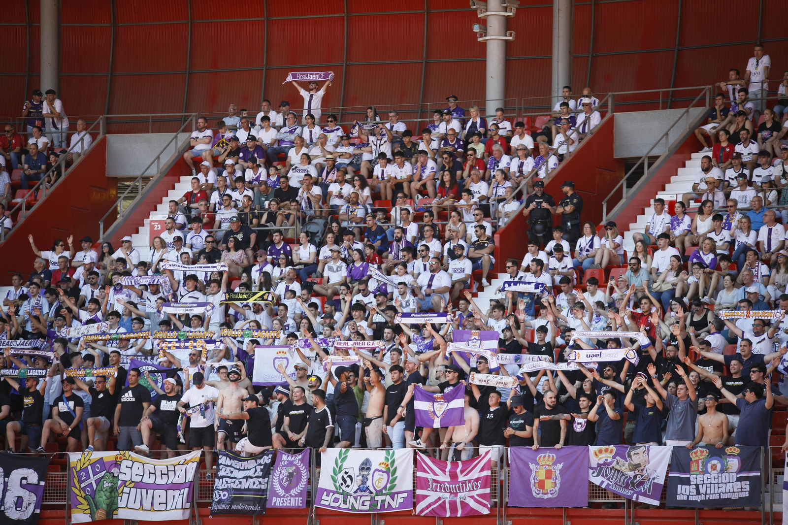 La afición lagarta tiñe de blanco y morado el Power Horse Stadium, en imágenes La afición lagarta tiñe de blanco y morado el Power Horse Stadium, en imágenes